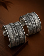 Load image into Gallery viewer, Floral Brass Oxidised Kada
