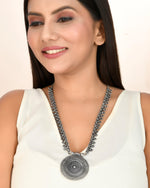 Load image into Gallery viewer, OXIDISED SPRING CHAIN PENDANT NECKLACE