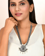 Load image into Gallery viewer, OXIDISED SPRING CHAIN PENDANT NECKLACE