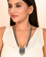 Load image into Gallery viewer, OXIDISED SPRING CHAIN PENDANT NECKLACE 01