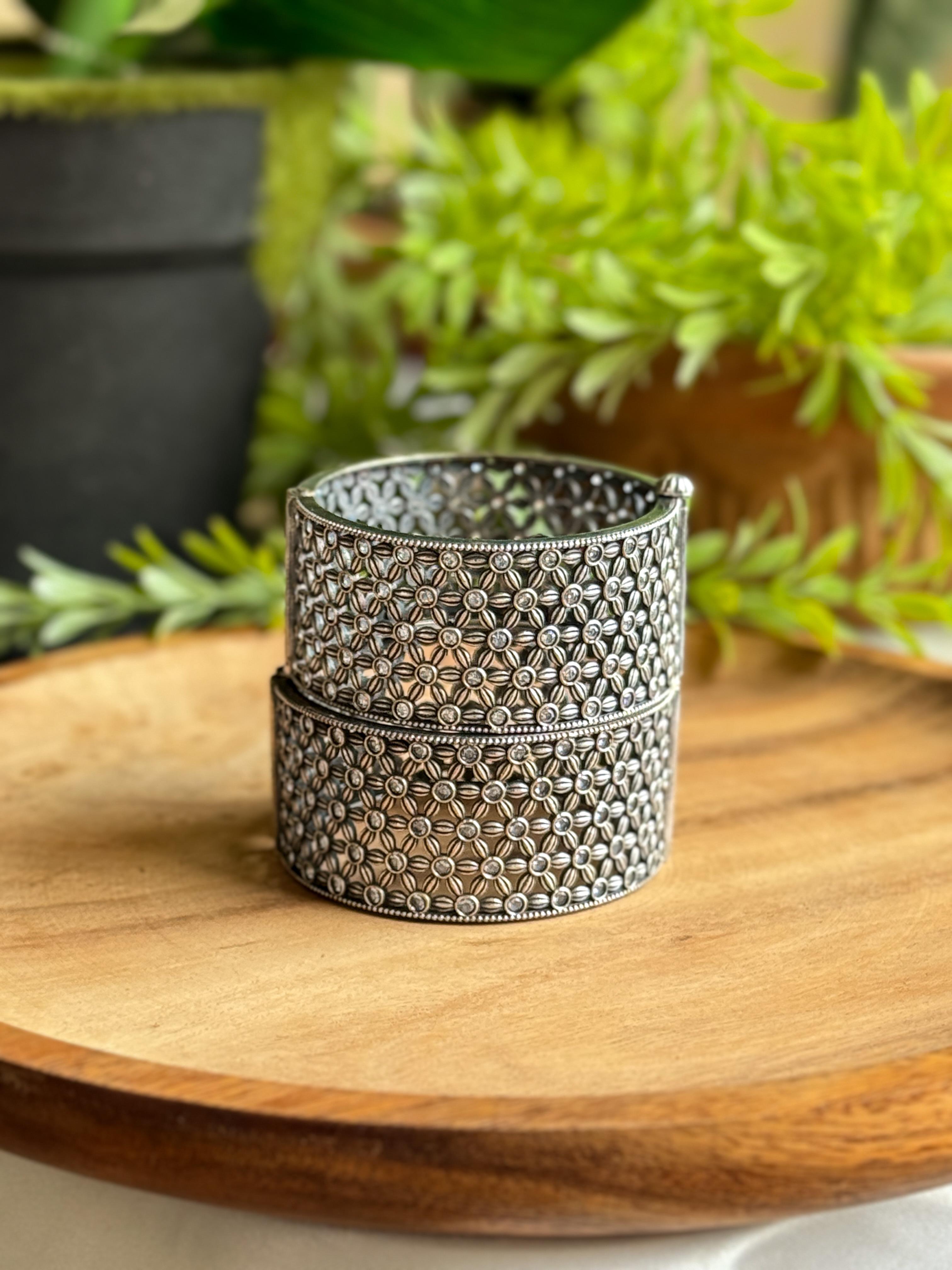 KHUSHI SILVER LOOKALIKE STONE BANGLE