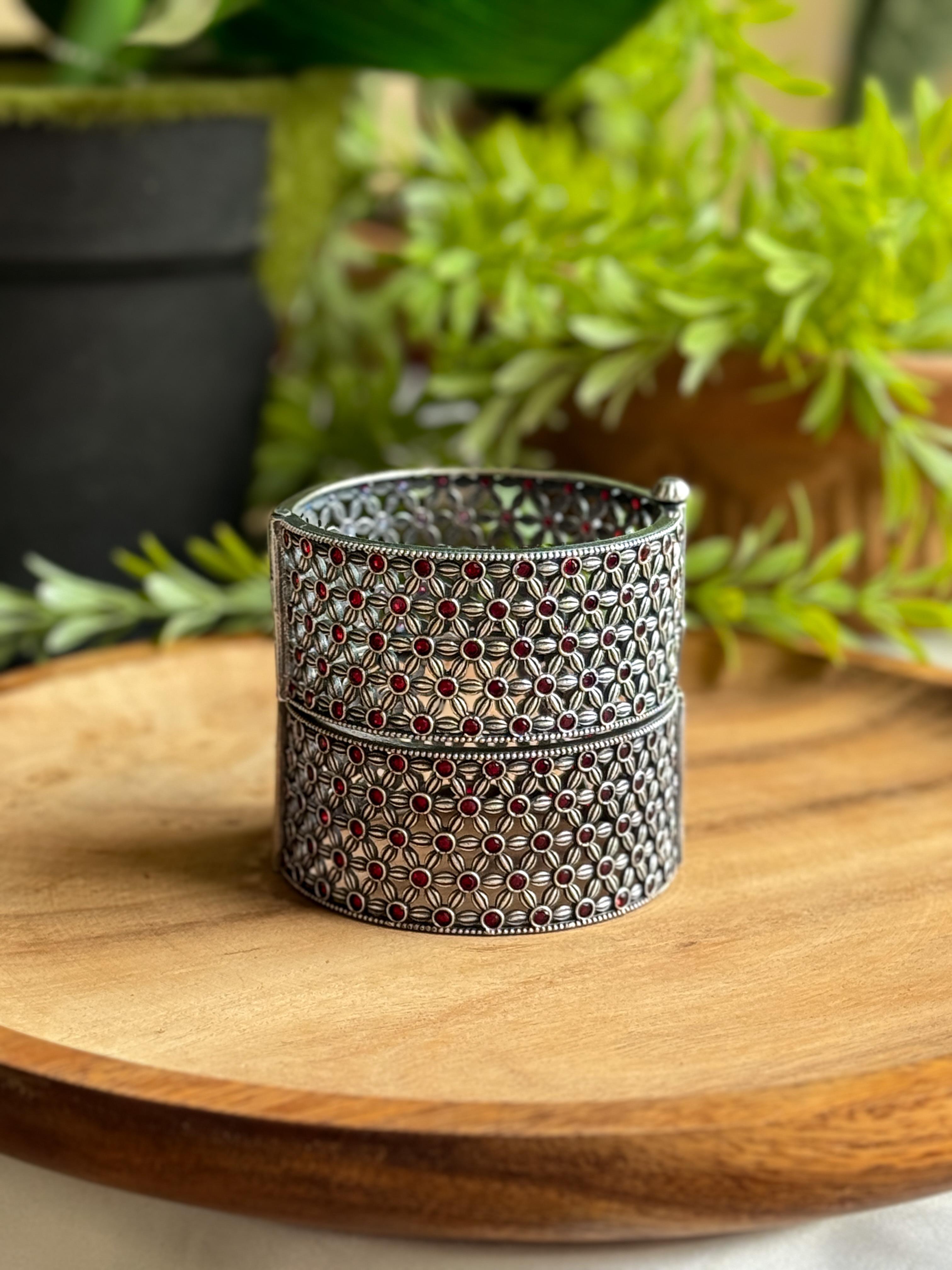 KHUSHI SILVER LOOKALIKE STONE BANGLE