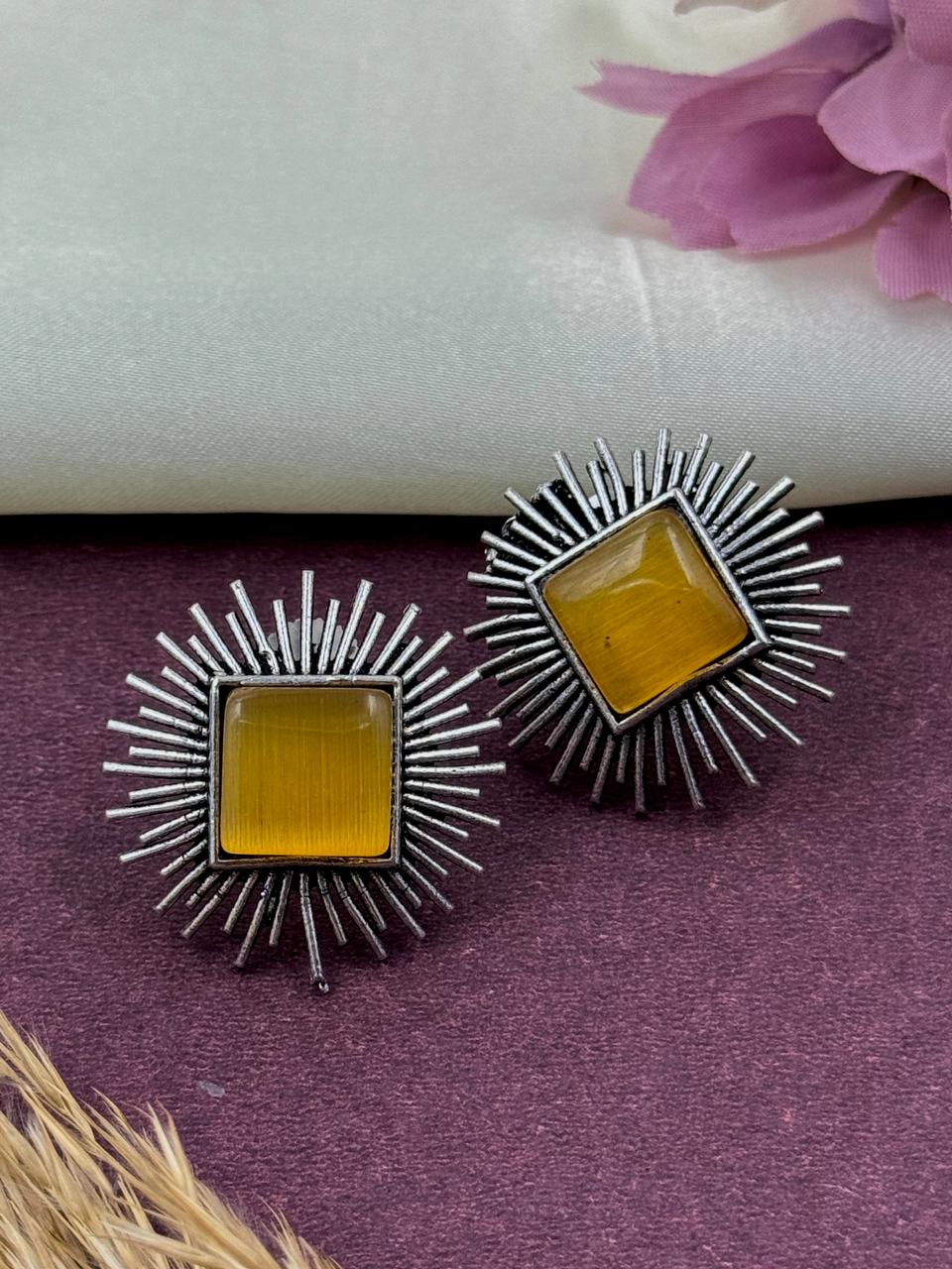 MEENAKSHI STONE STUD EARRINGS