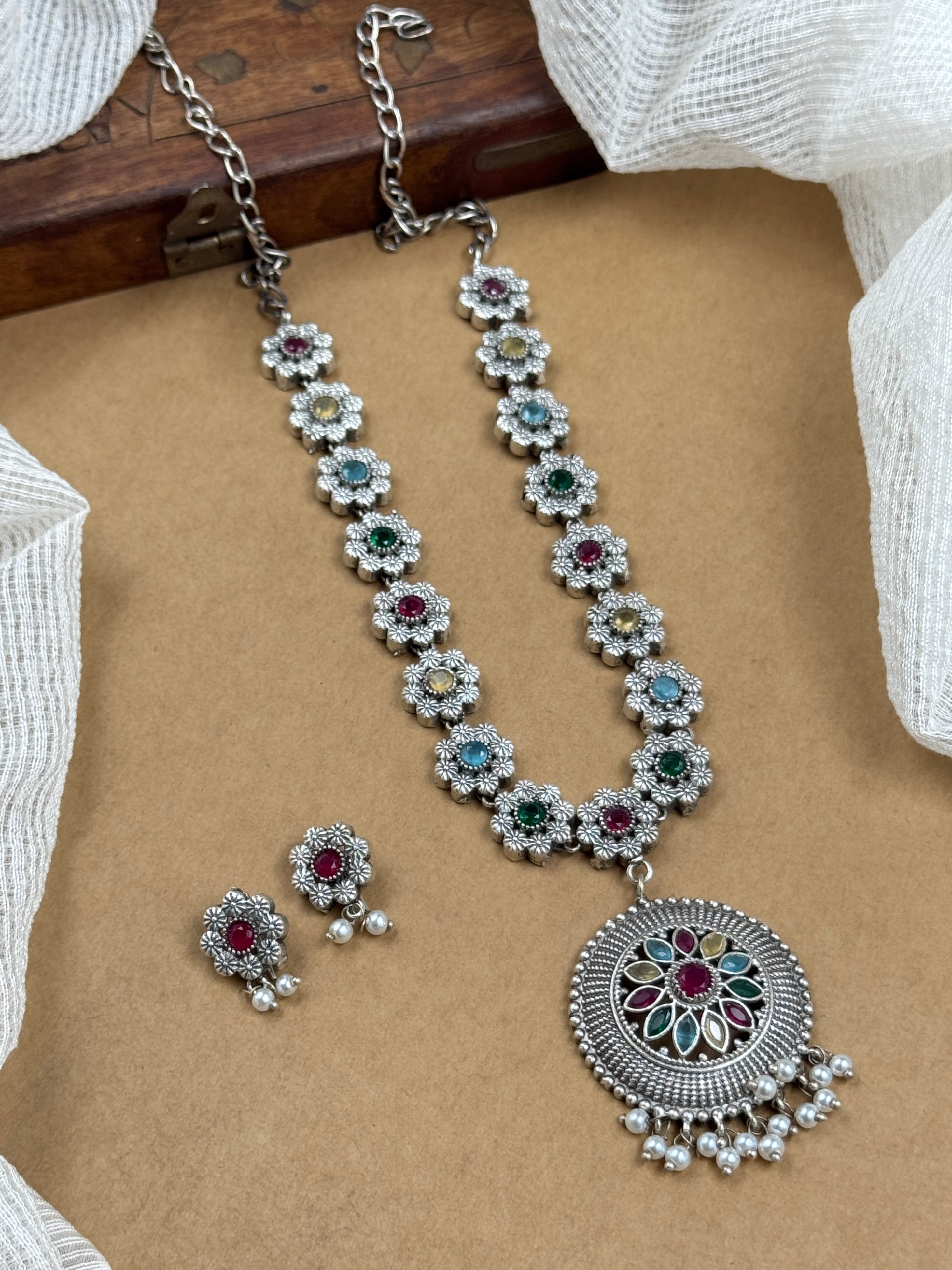 INAAYA STONE NECKLACE SET