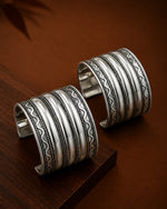 Load image into Gallery viewer, Ruchi Brass Oxidised Kada