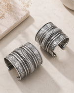 Load image into Gallery viewer, Darshi Brass Oxidised Kada