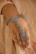 Load image into Gallery viewer, Radha Oxidised Gunghroo Hathphool