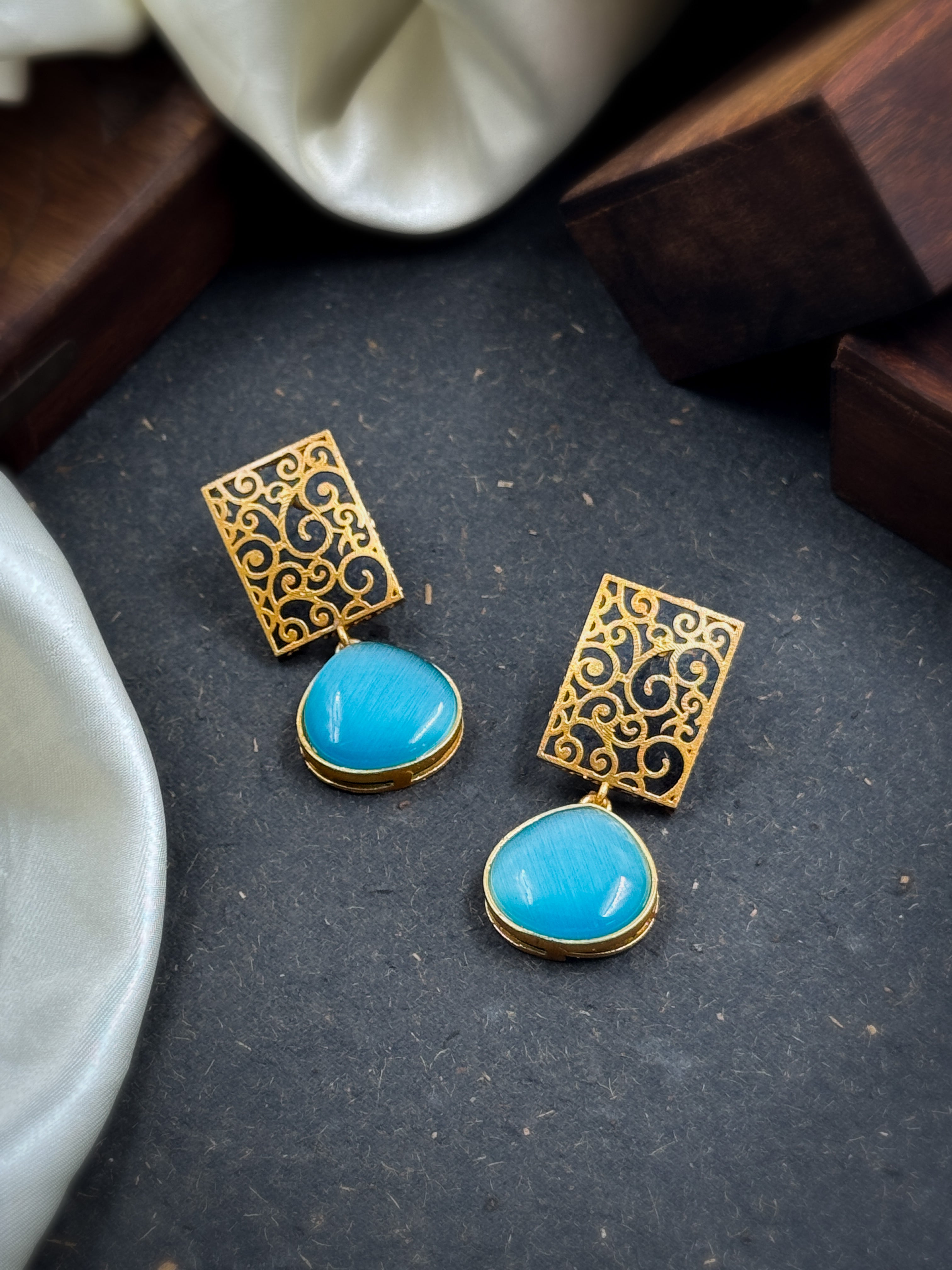 MIHIRA GOLDEN STONE EARRINGS