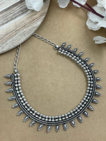 Load image into Gallery viewer, TRISHA BRASS MATERIAL SHORT NECKLACE