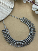 Load image into Gallery viewer, RIA BRASS MATERIAL SHORT NECKLACE