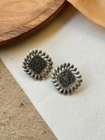 Load image into Gallery viewer, RISHIKA STUD EARRINGS