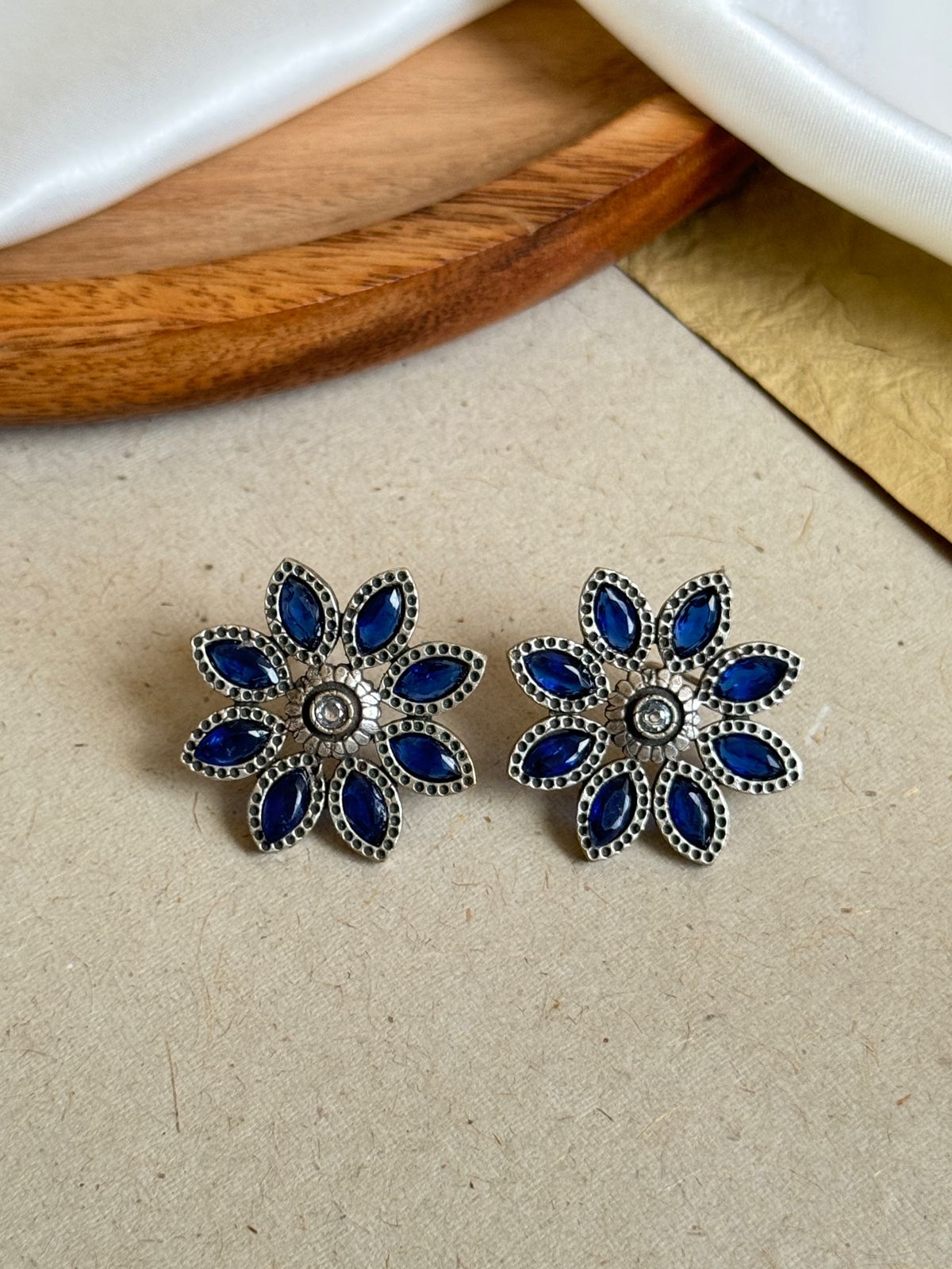 NISHI STUD EARRINGS