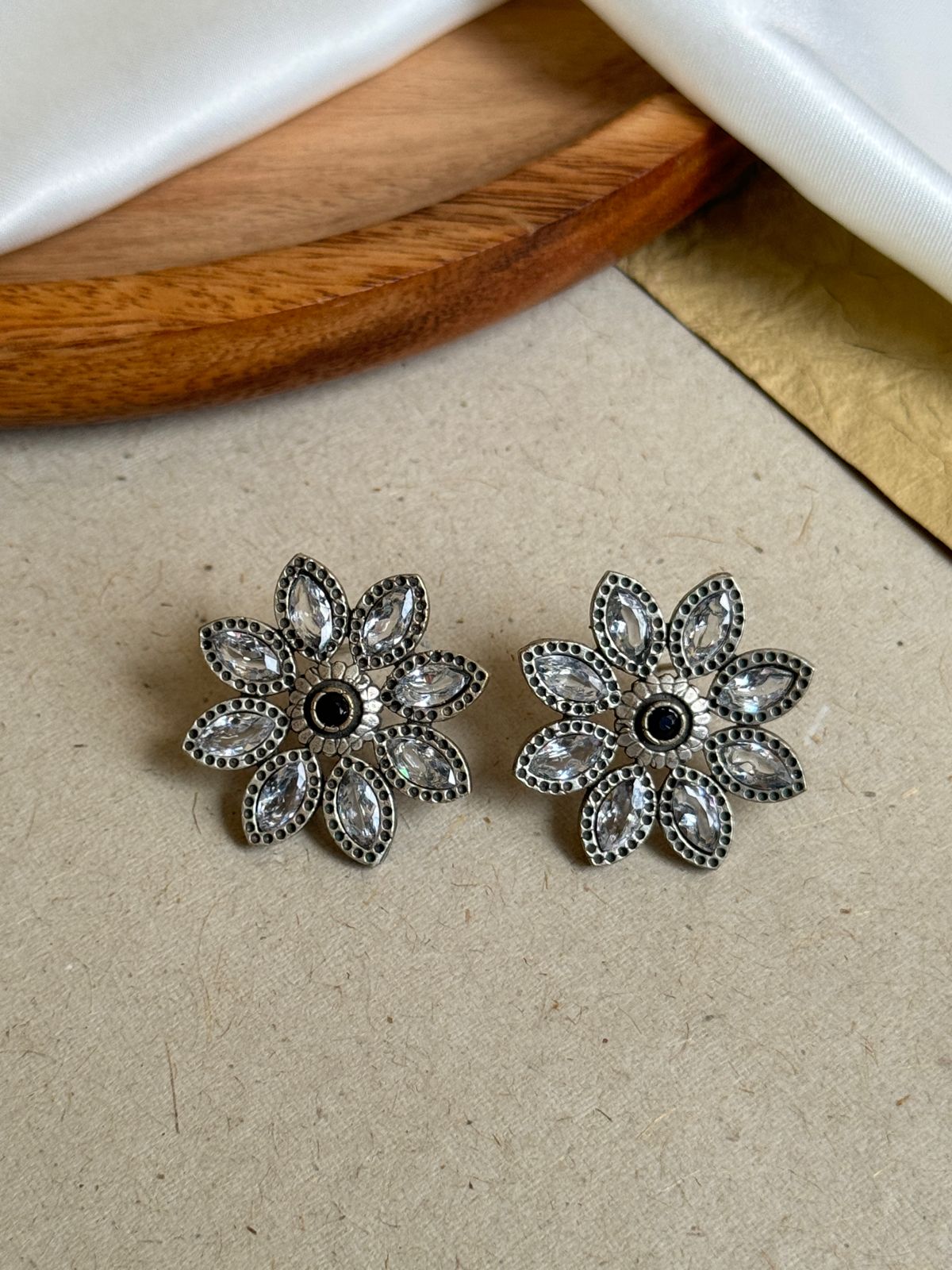 NISHI STUD EARRINGS