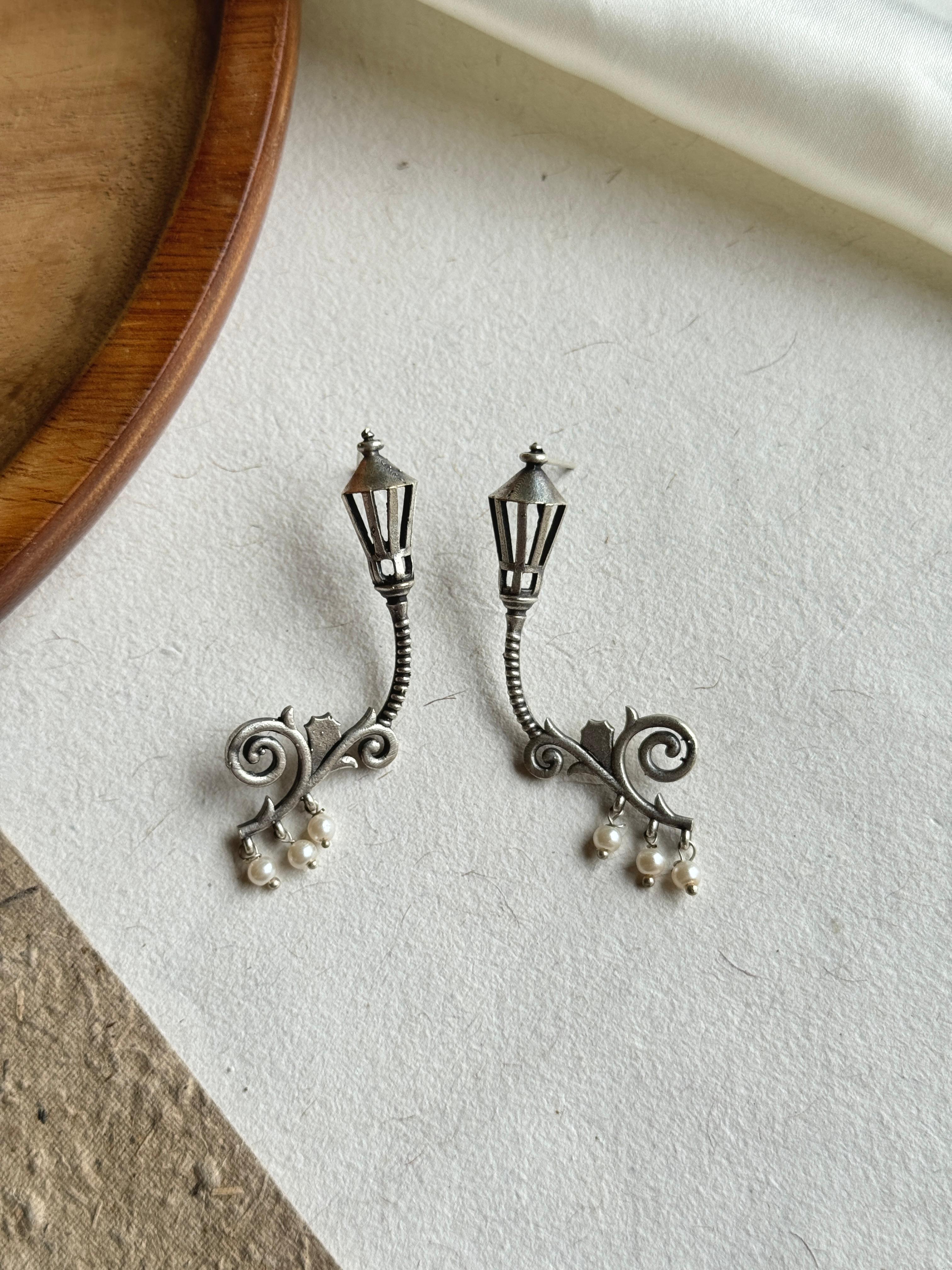 VINTAGE LAMP SILVER LOOKALIKE STUD EARRINGS