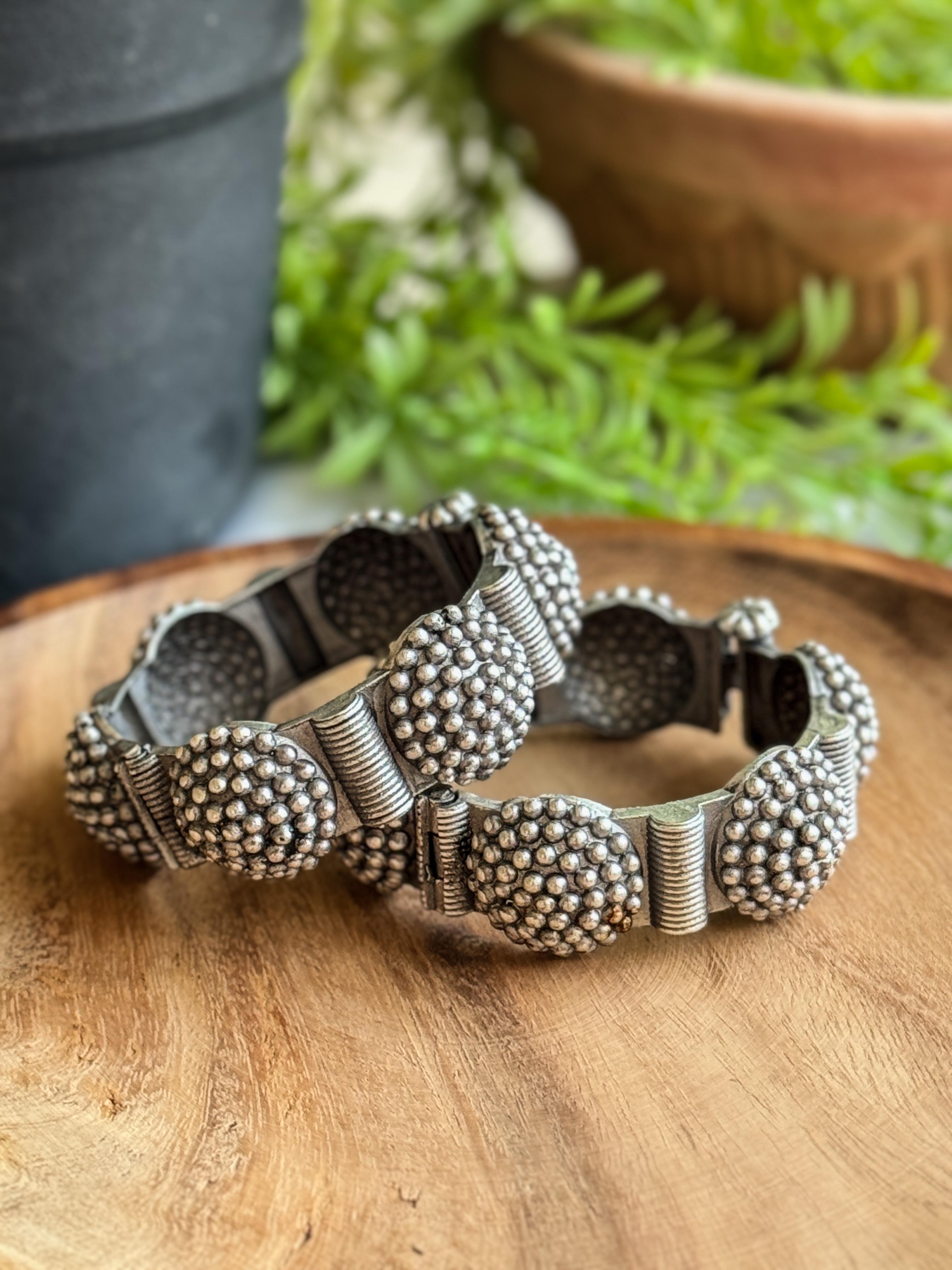 SILVER LOOKALIKE ANTIQUE BANGLE