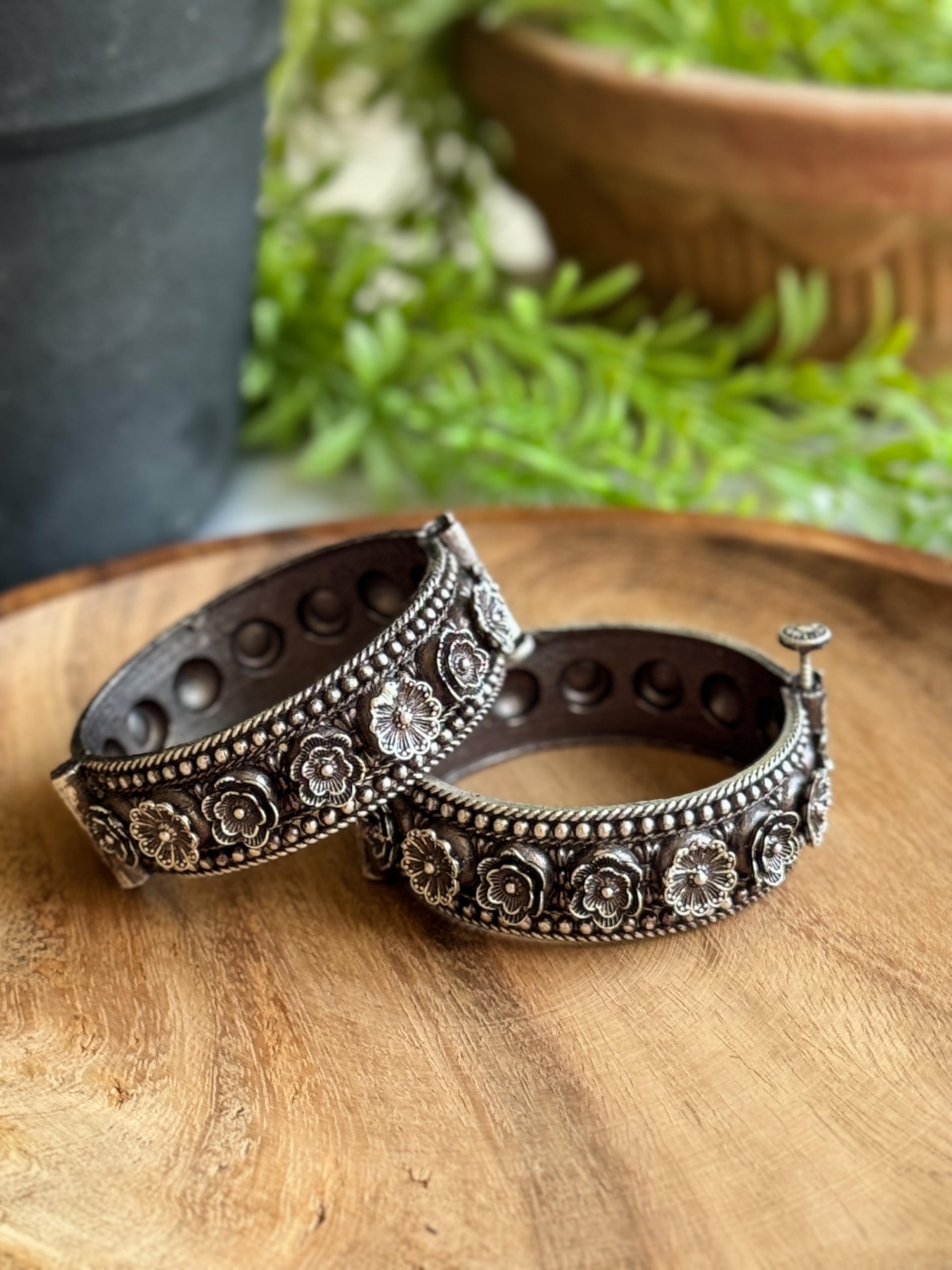 SILVER LOOKALIKE FLOWER BANGLE