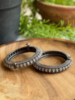 Load image into Gallery viewer, SILVER LOOKALIKE VINTAGE BANGLE