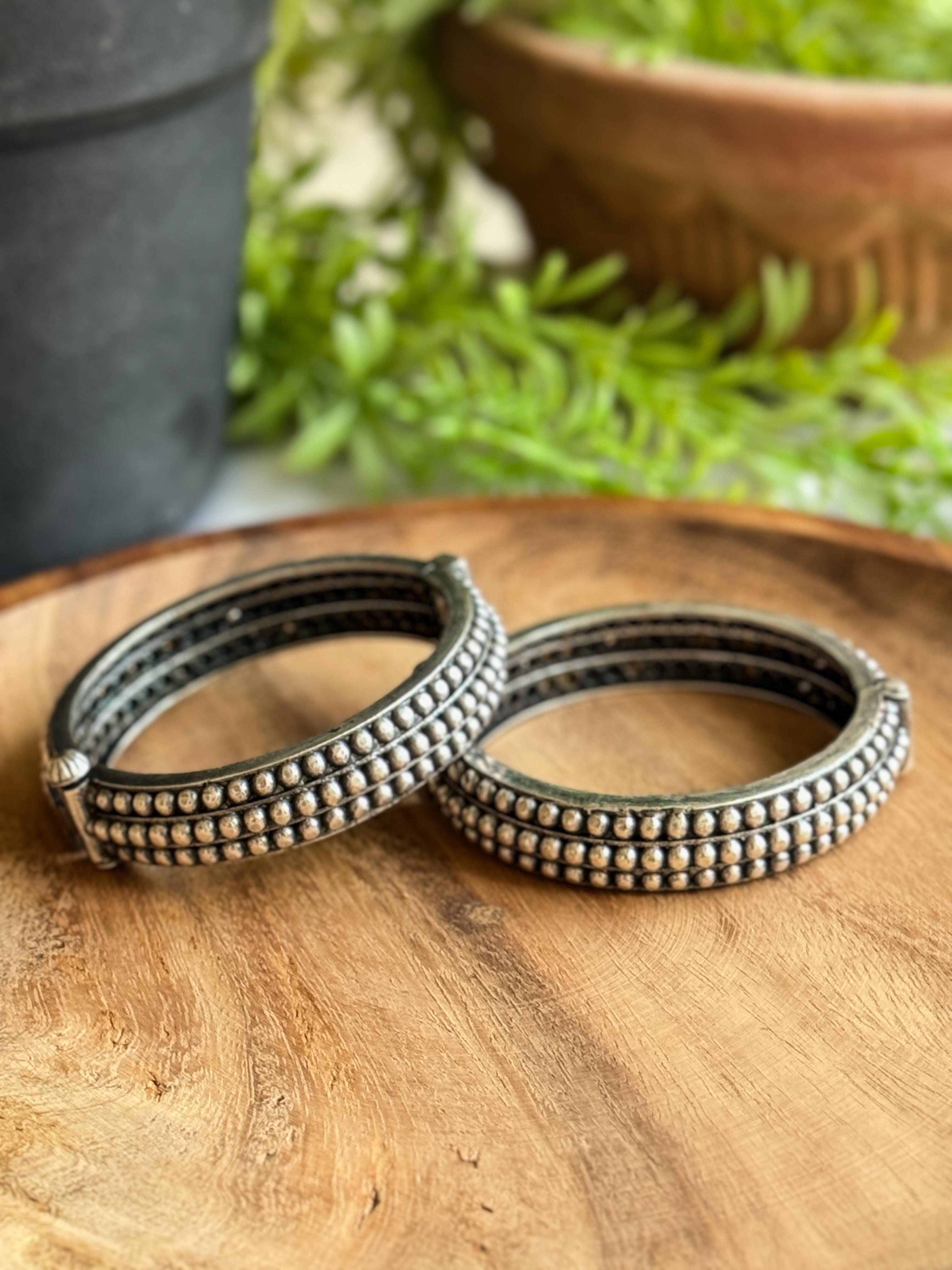 SILVER LOOKALIKE TRIBAL DOT BANGLE