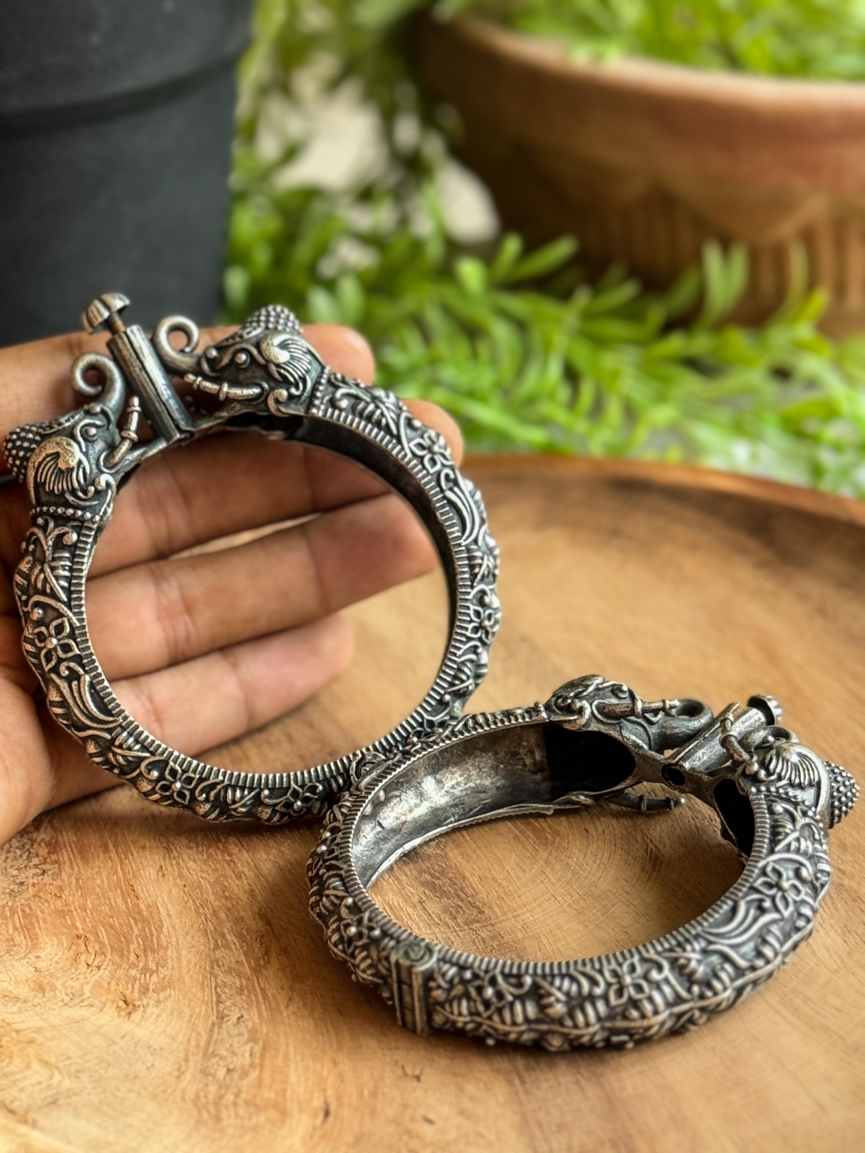 SILVER LOOKALIKE GAJMUKHI BANGLE
