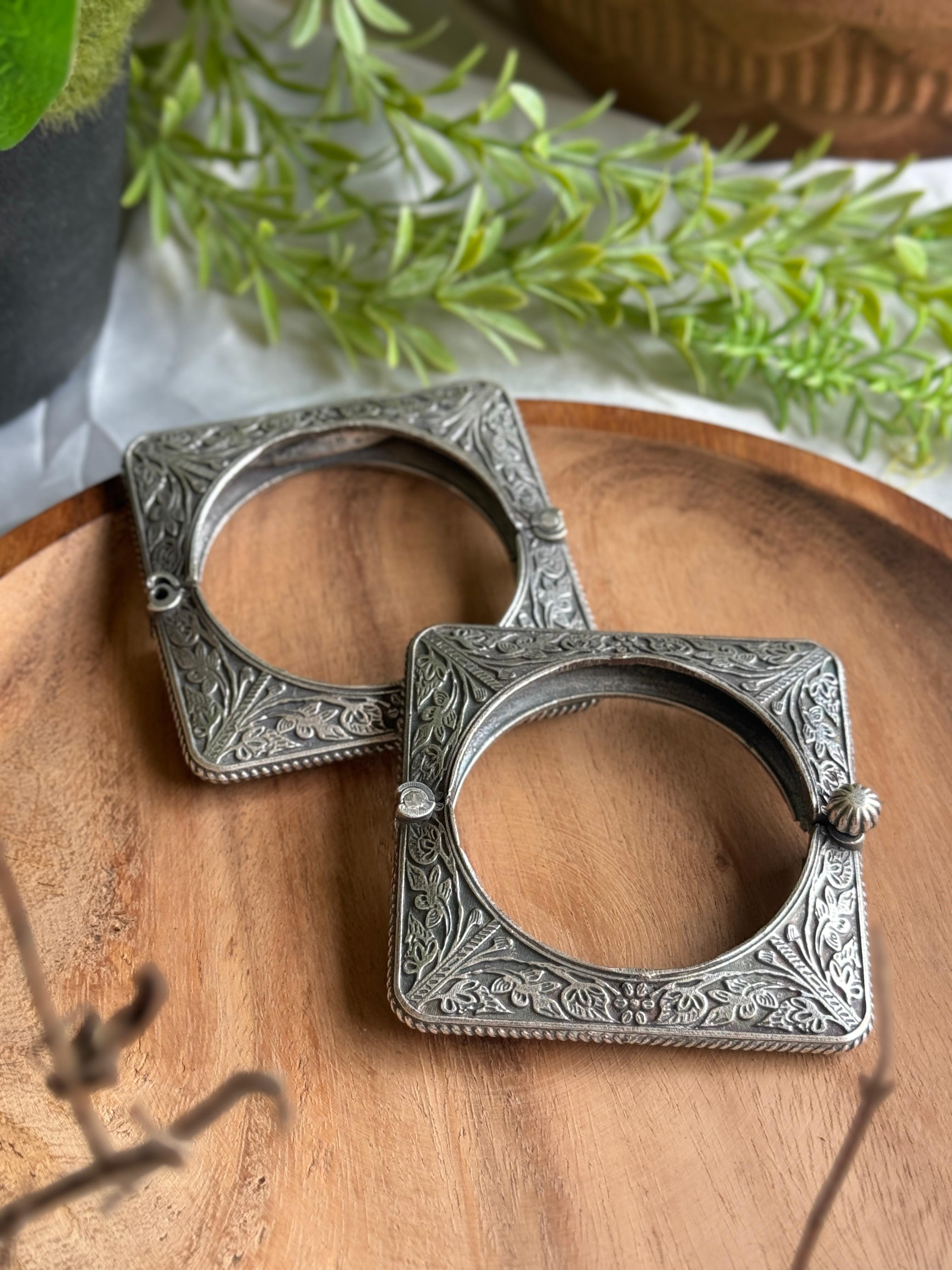 SILVER LOOKALIKE SQUARE BANGLE