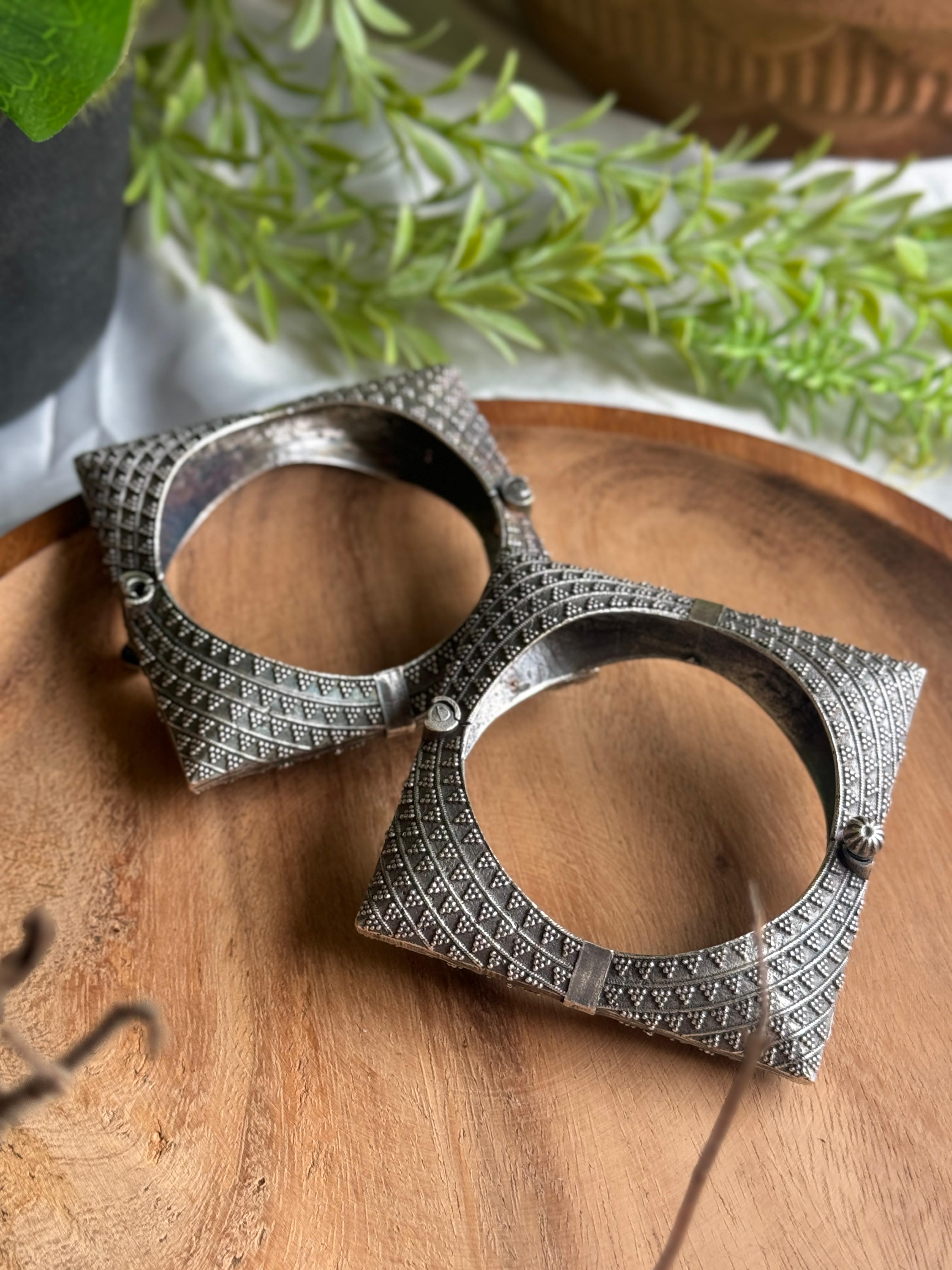 SILVER LOOKALIKE MINIMAL SQUARE BANGLE