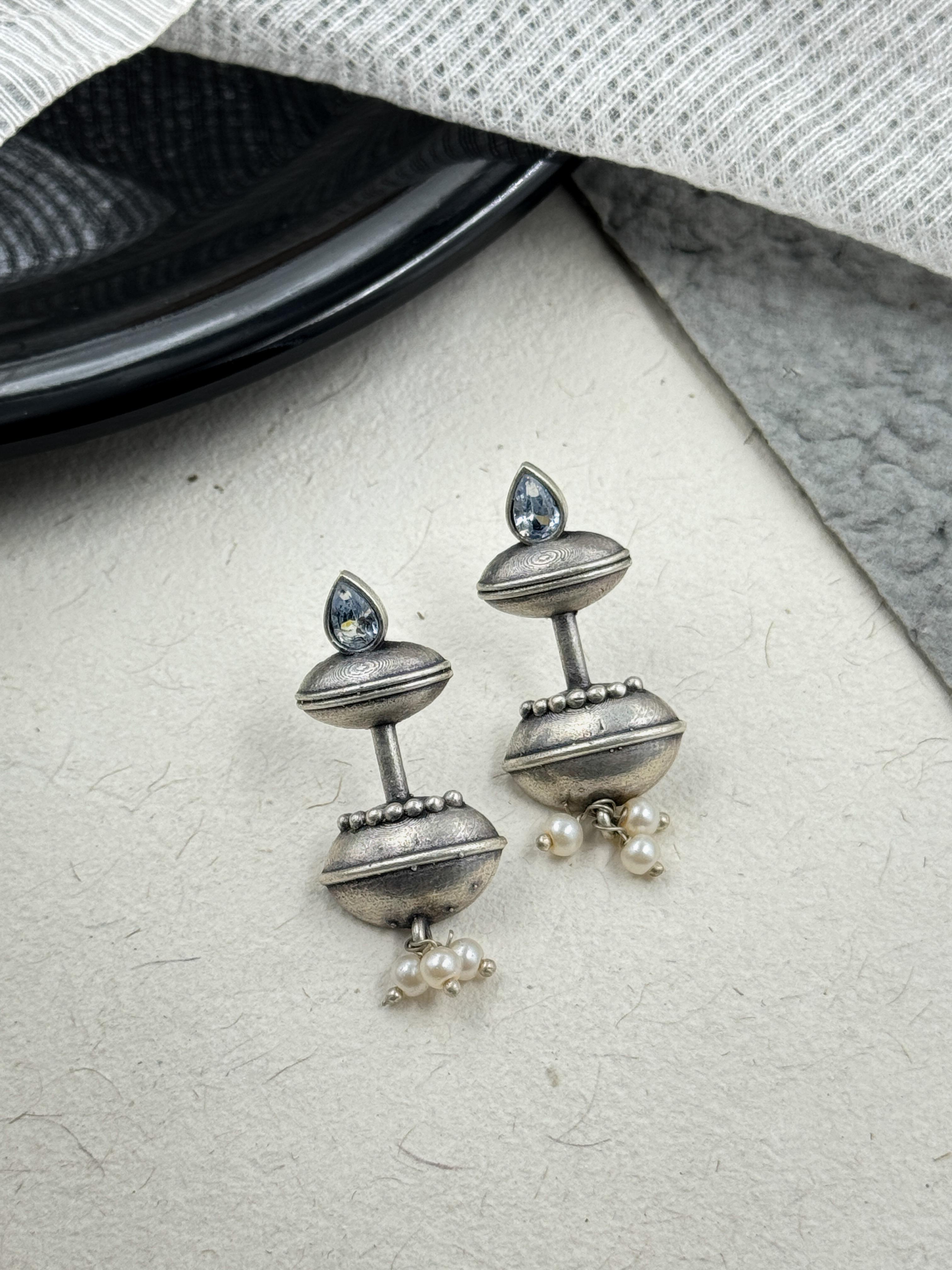 VIHA OXIDISED STUD EARRINGS