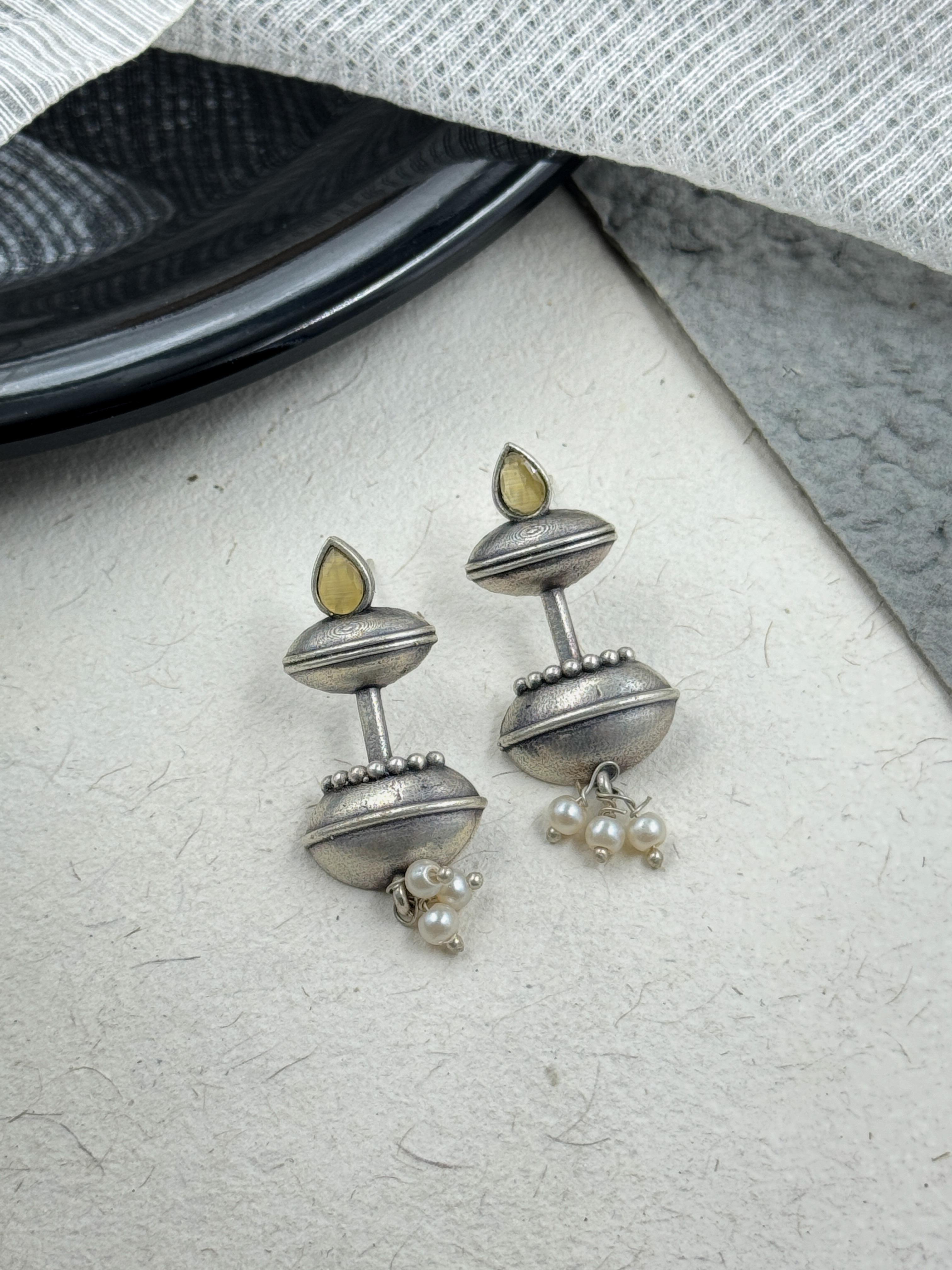 VIHA OXIDISED STUD EARRINGS
