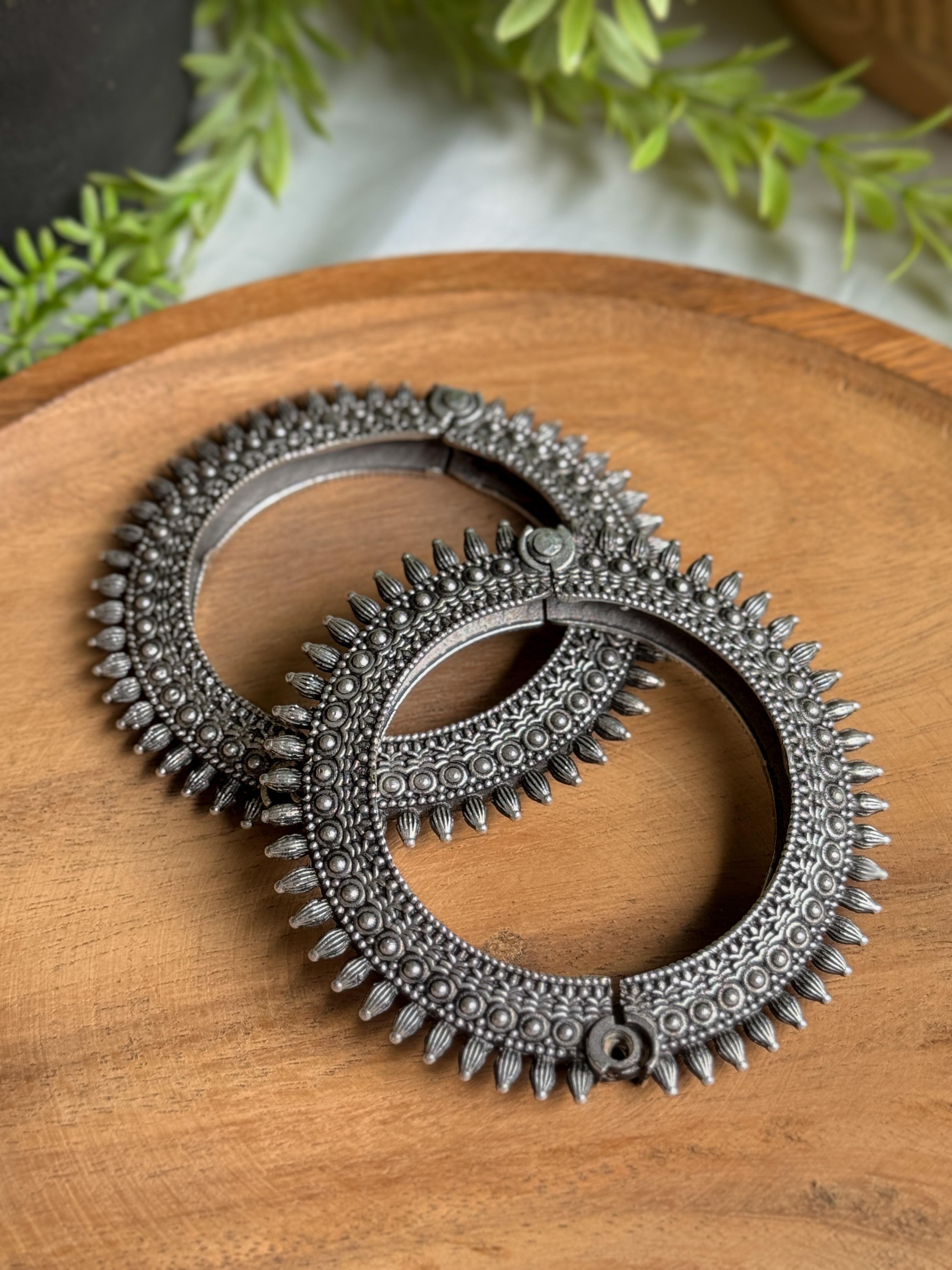 SILVER LOOKALIKE OPENABLE DESIGNER BANGLE