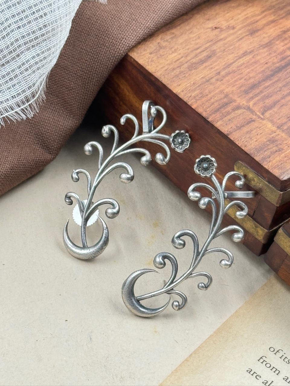 PIHU SILVER LOOKALIKE STUD EARRINGS