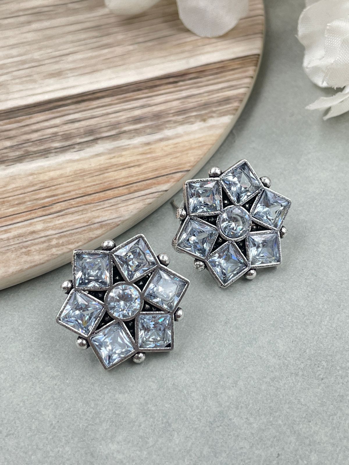 KASHVI STUD EARRINGS