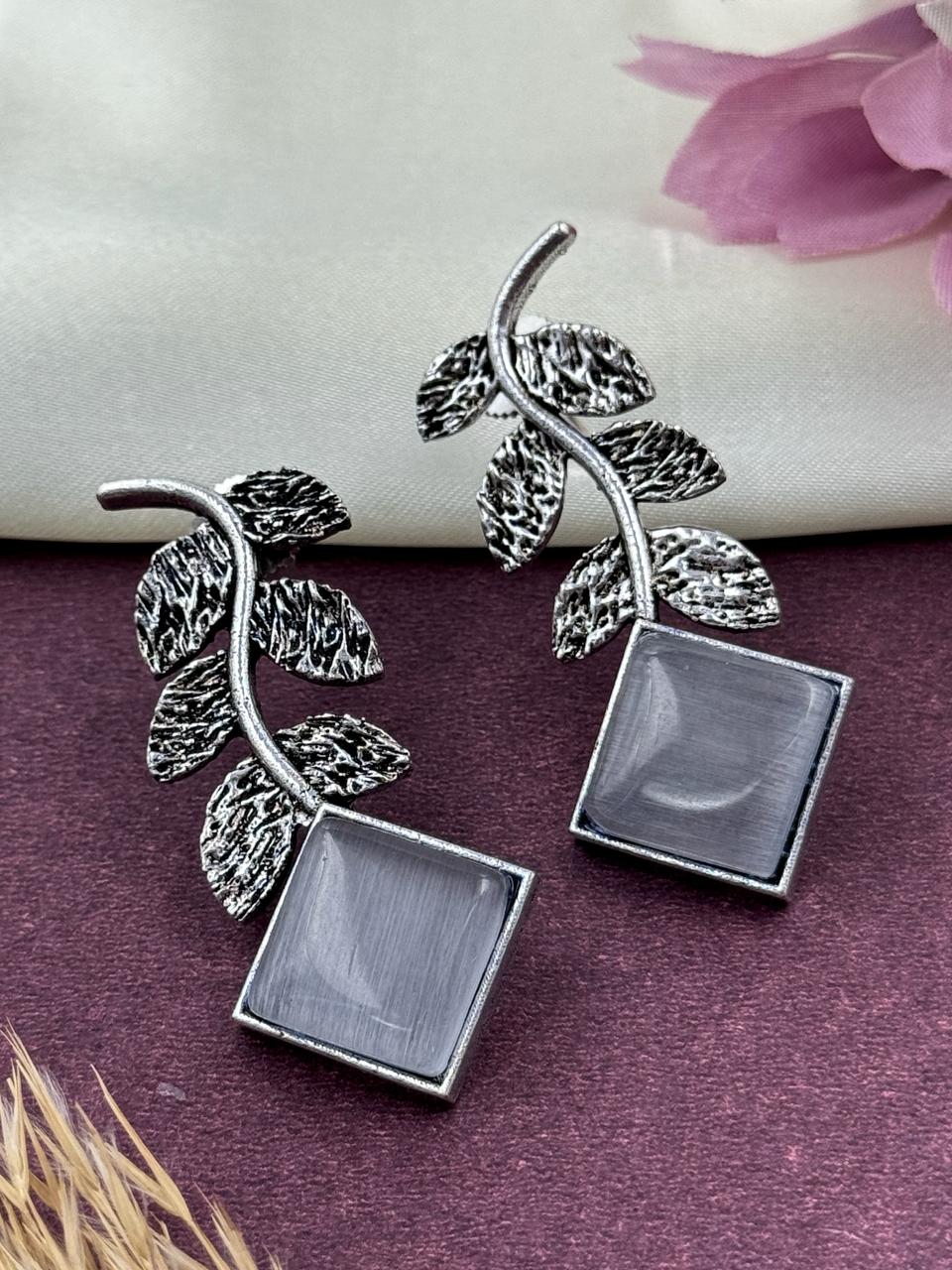 PARNIKA STUD EARRINGS