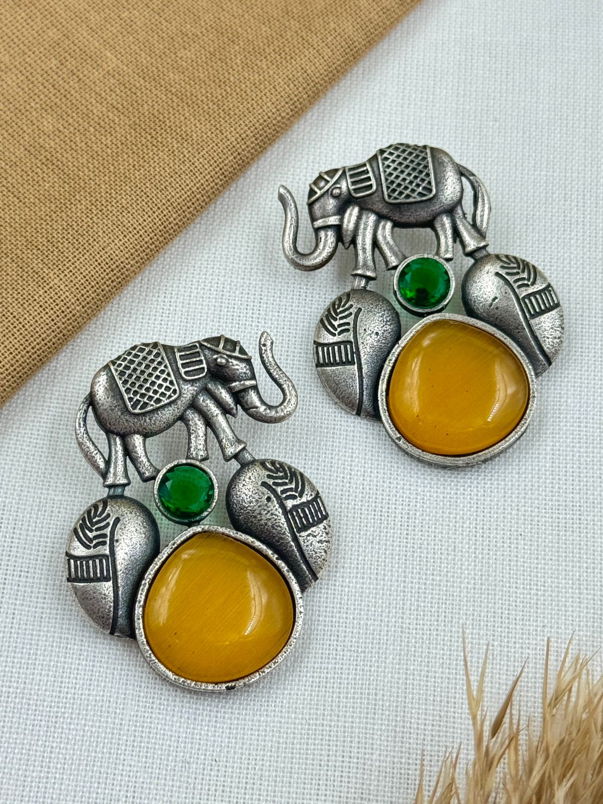 ALMIKA OVERSIZED STUD EARRINGS