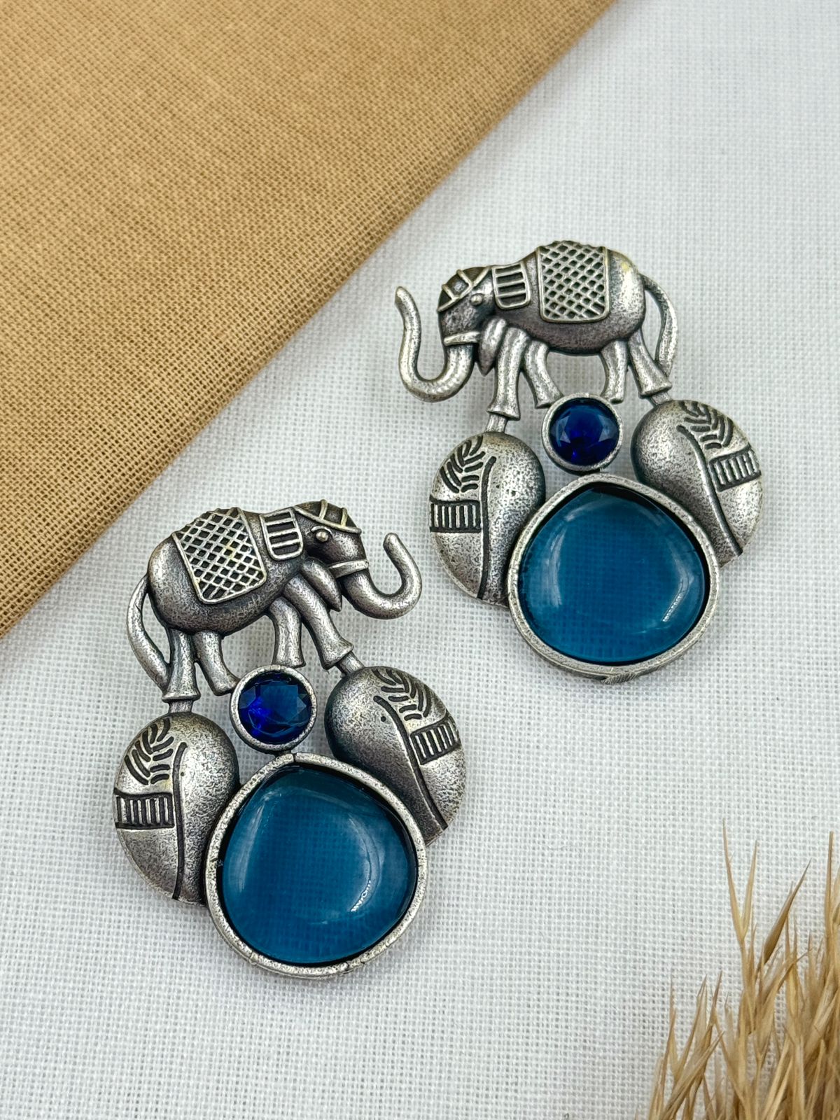 ALMIKA OVERSIZED STUD EARRINGS