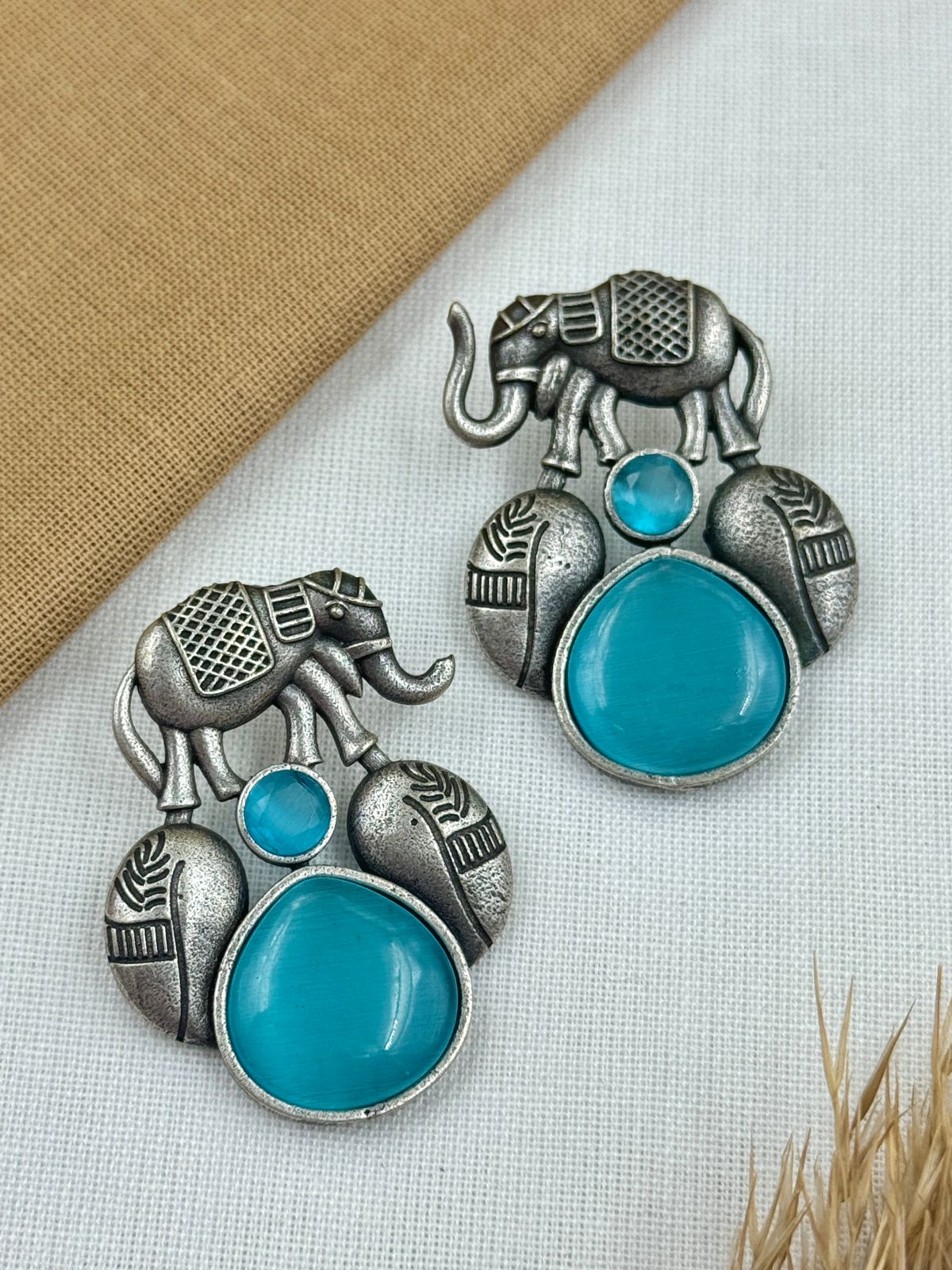ALMIKA OVERSIZED STUD EARRINGS