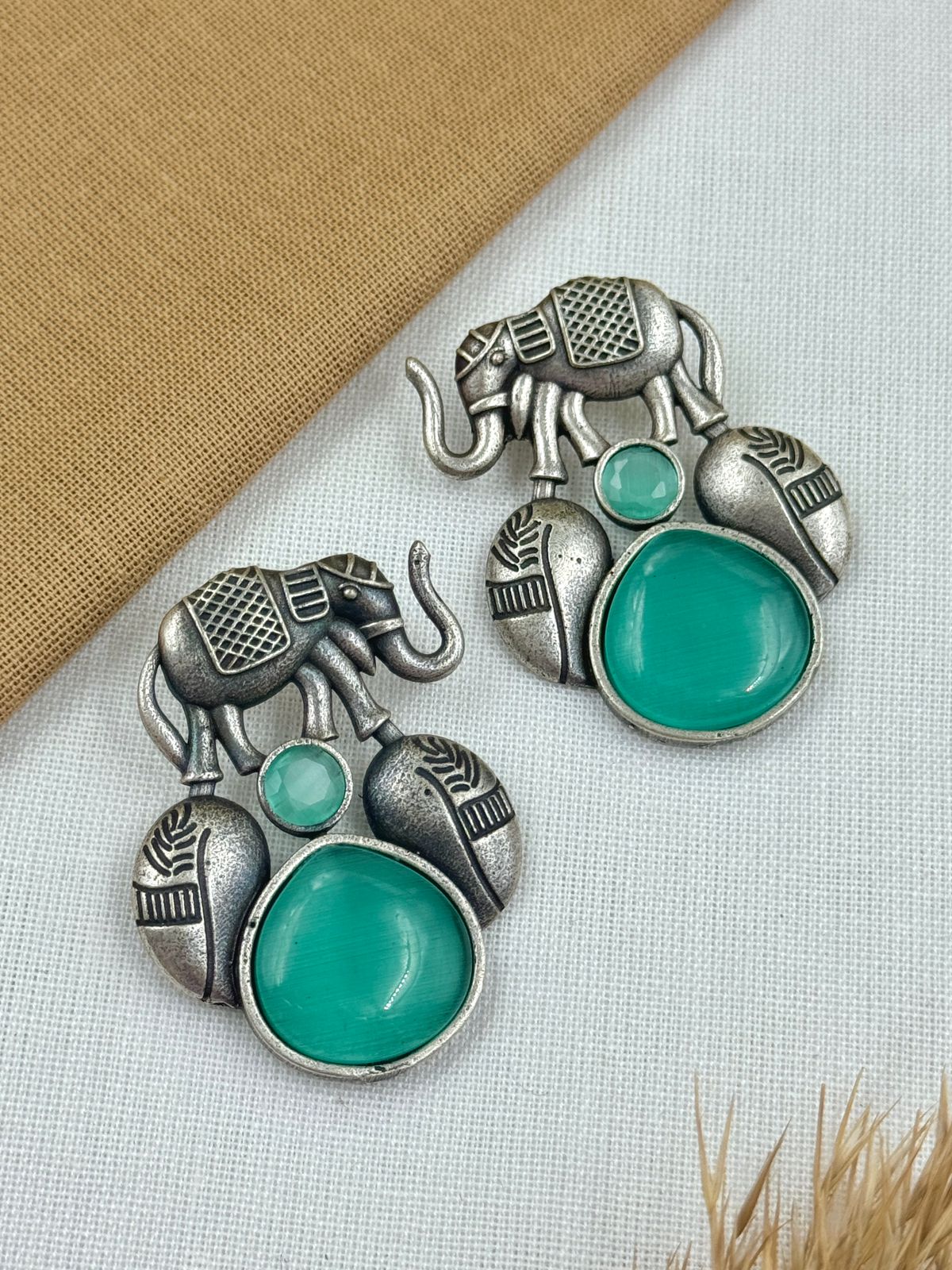 ALMIKA OVERSIZED STUD EARRINGS