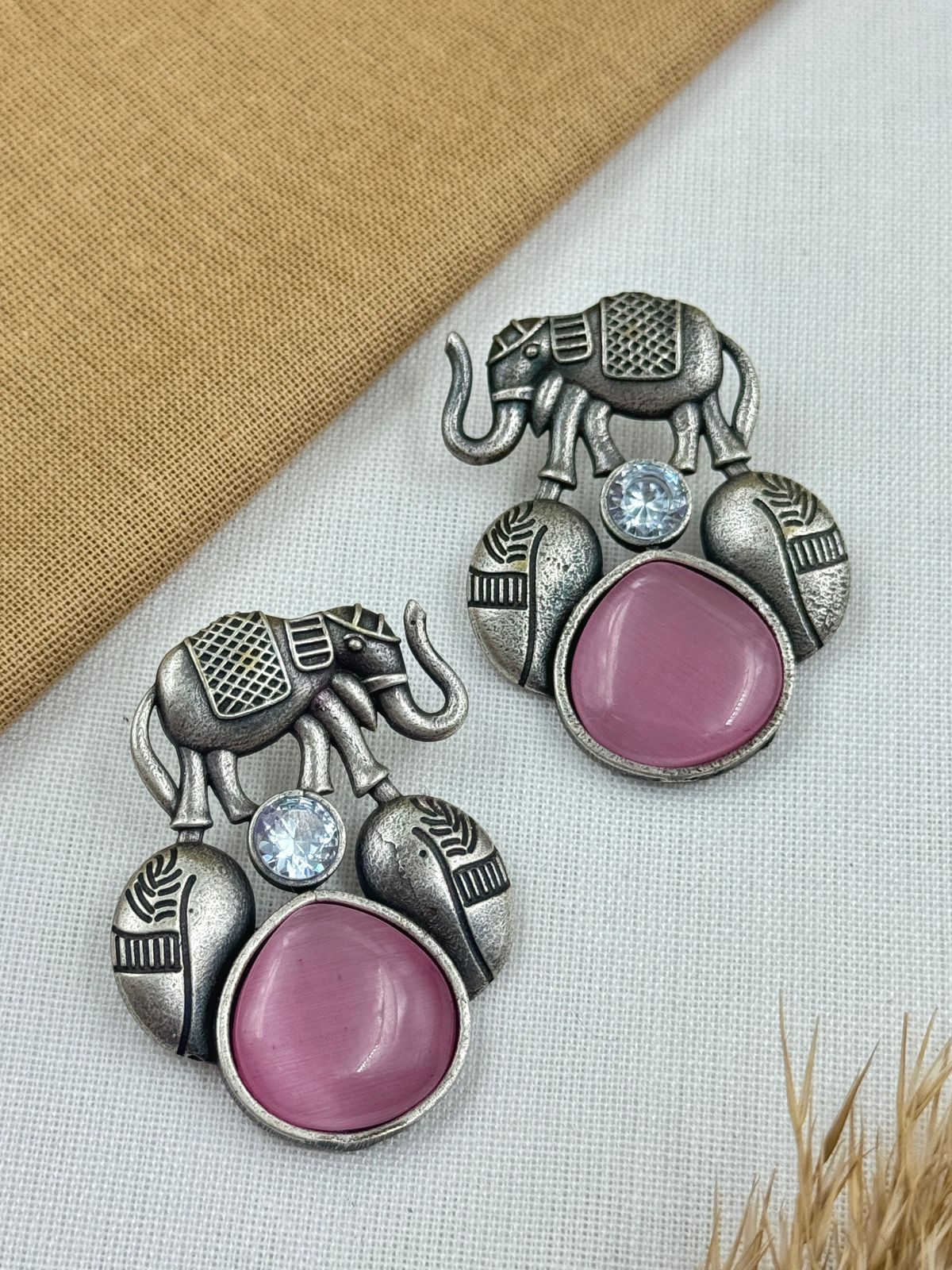 ALMIKA OVERSIZED STUD EARRINGS