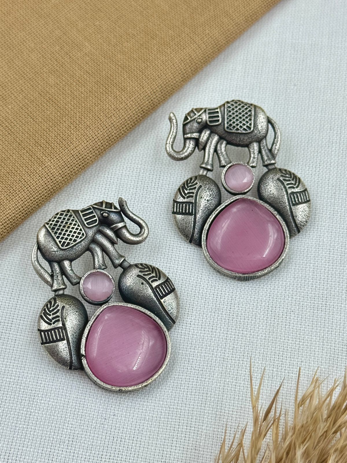 ALMIKA OVERSIZED STUD EARRINGS
