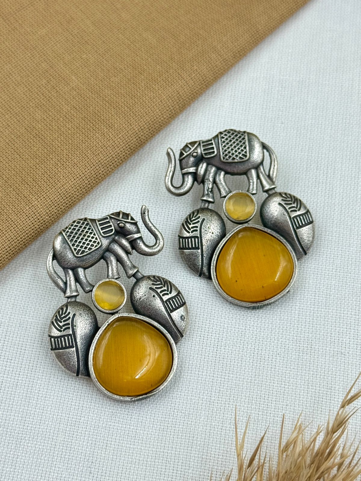 ALMIKA OVERSIZED STUD EARRINGS