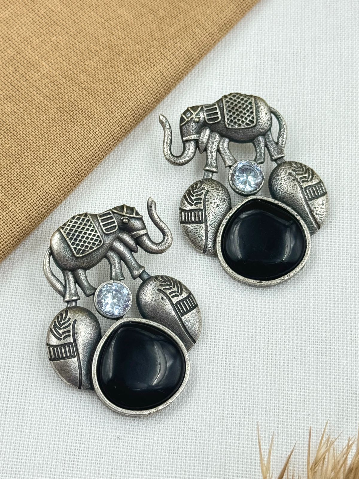 ALMIKA OVERSIZED STUD EARRINGS
