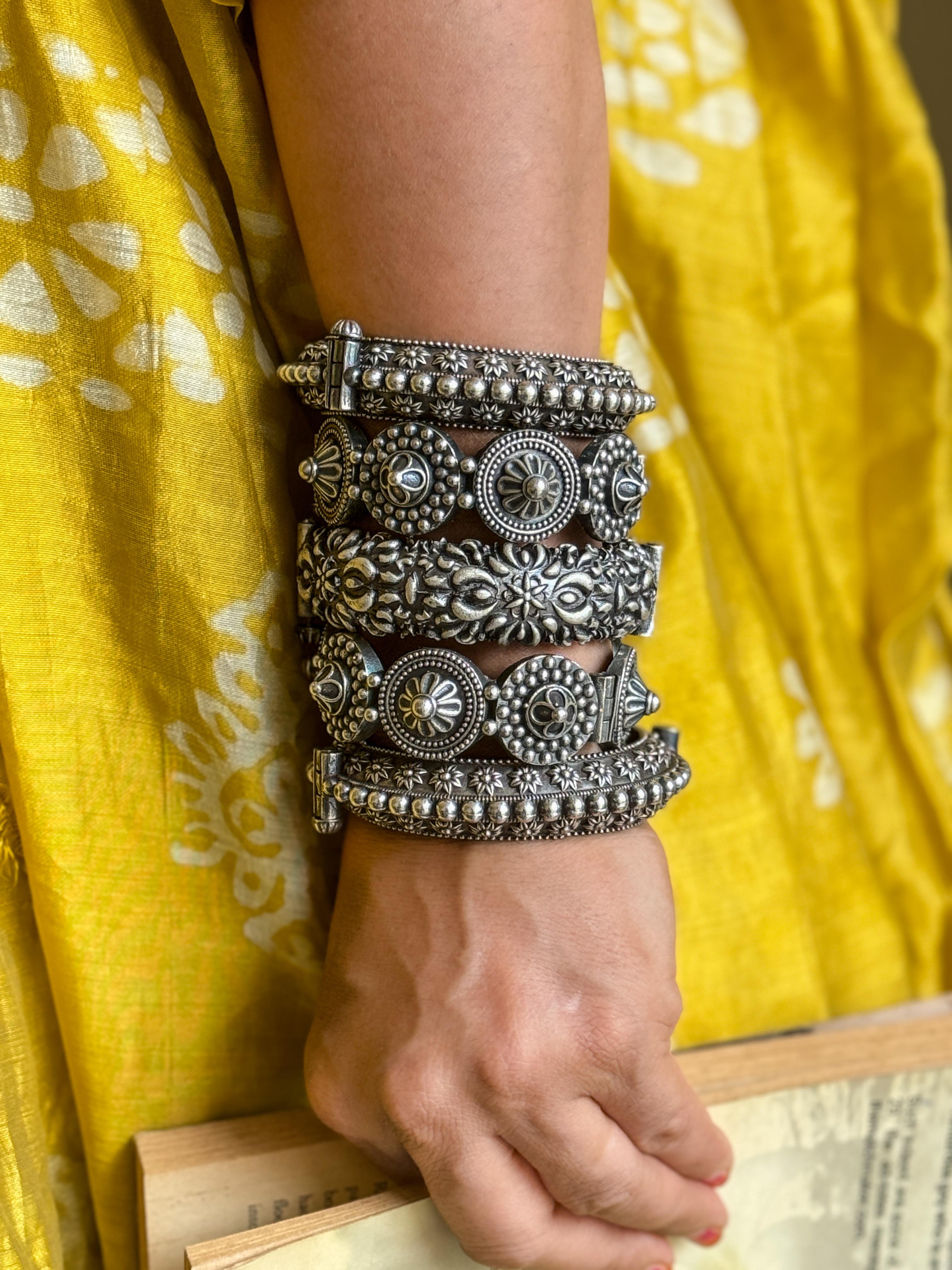 JIYA SILVER LOOK ALIKE BANGLE STACK