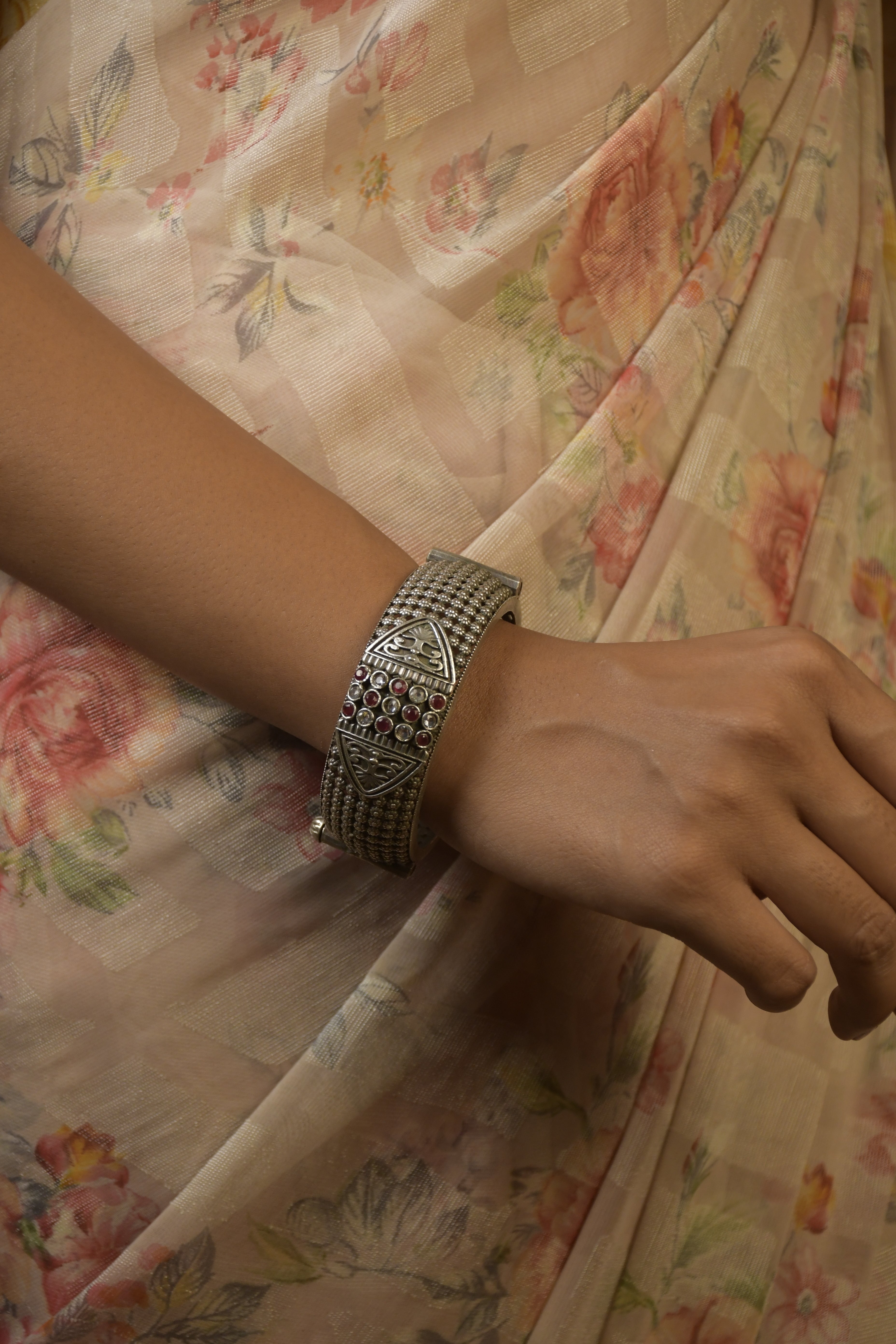 KRISHA SILVER LOOKALIKE STONE BANGLE