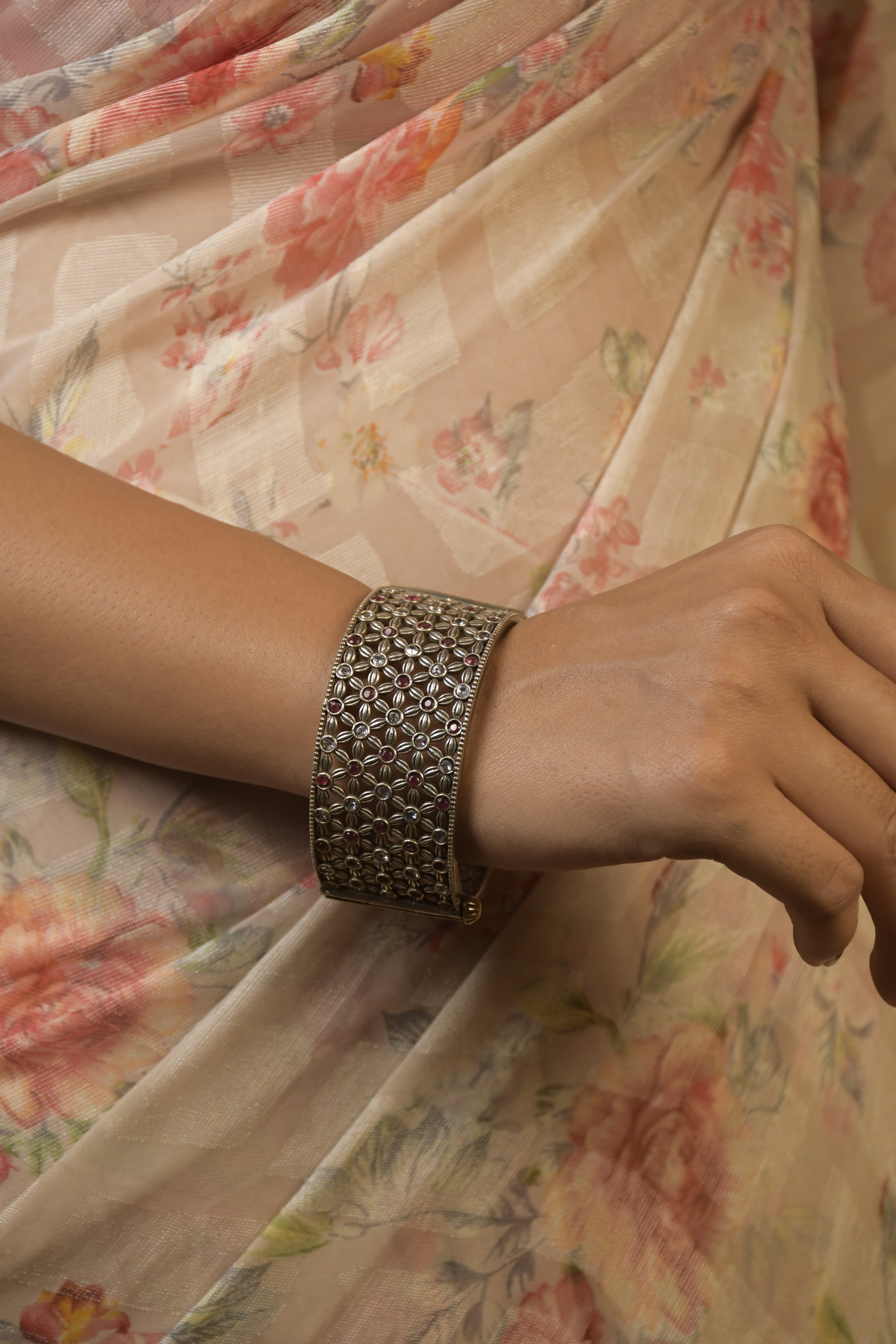 KHUSHI SILVER LOOKALIKE STONE BANGLE
