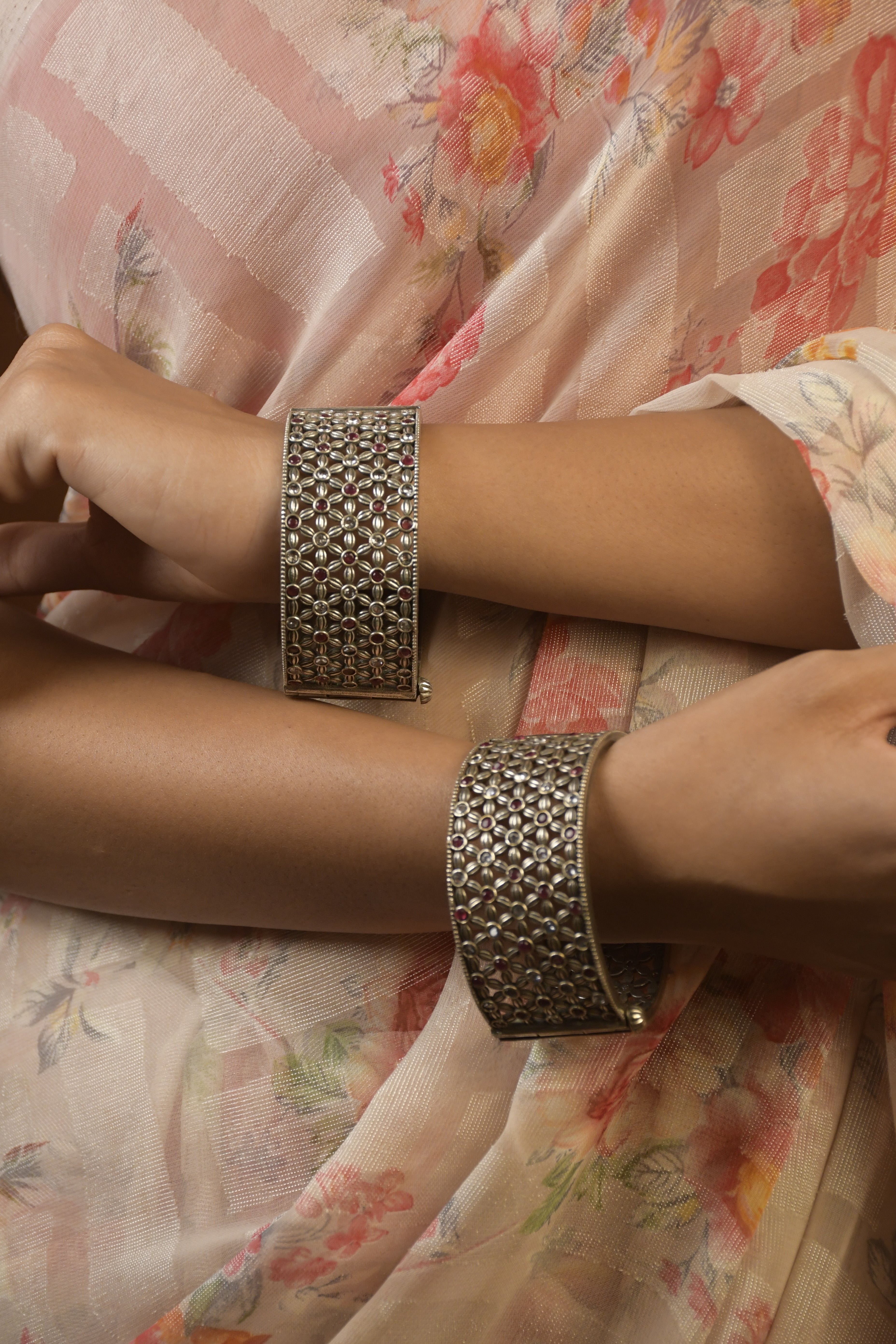 KHUSHI SILVER LOOKALIKE STONE BANGLE