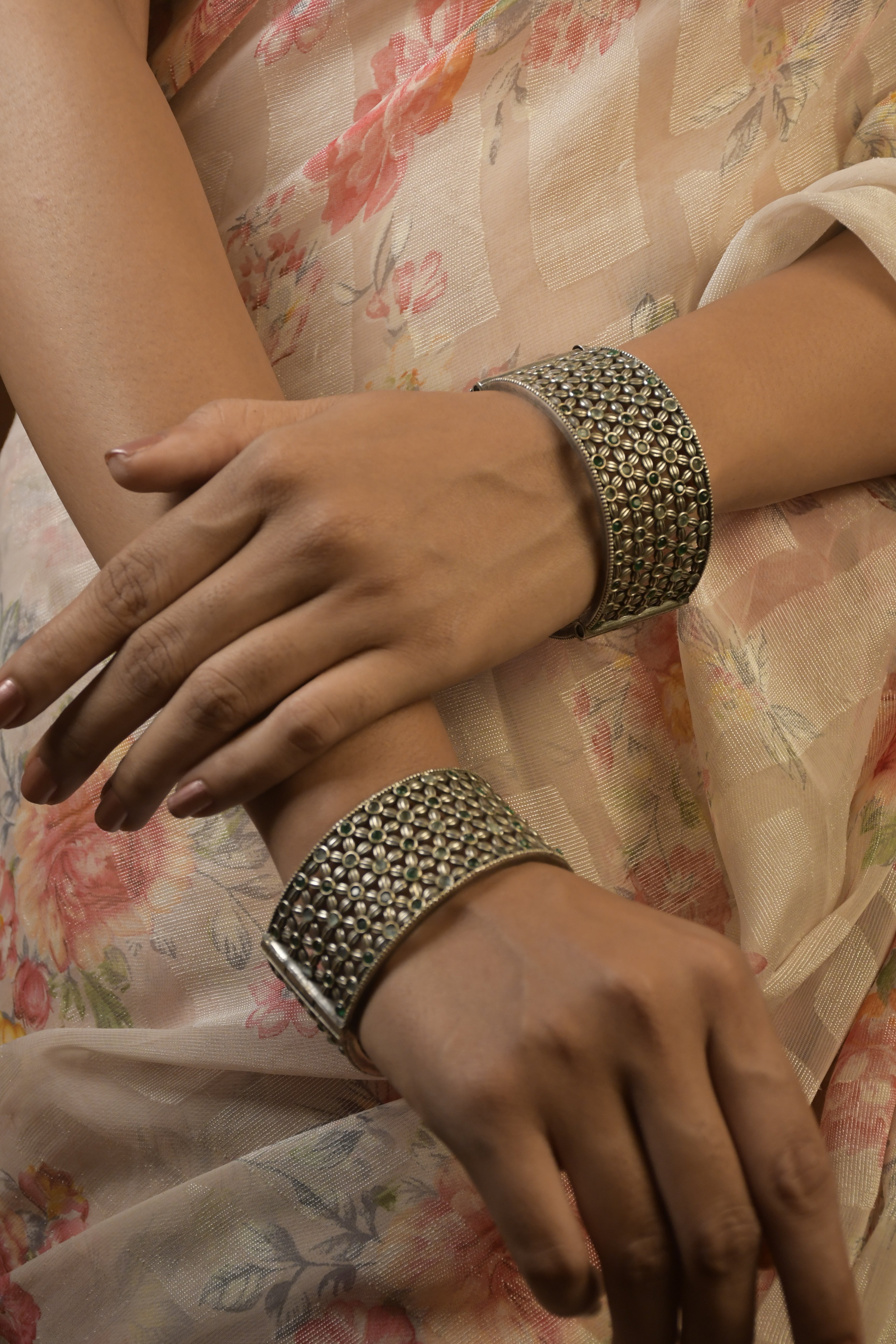 KHUSHI SILVER LOOKALIKE STONE BANGLE