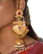 Load image into Gallery viewer, Nandini Golden Earrings