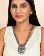 Load image into Gallery viewer, OXIDISED SPRING CHAIN PENDANT NECKLACE