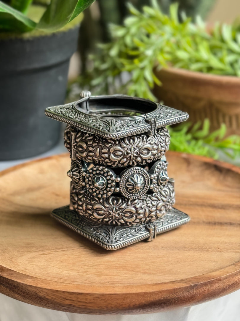 KHUSHI SILVER LOOKALIKE BANGLE STACK