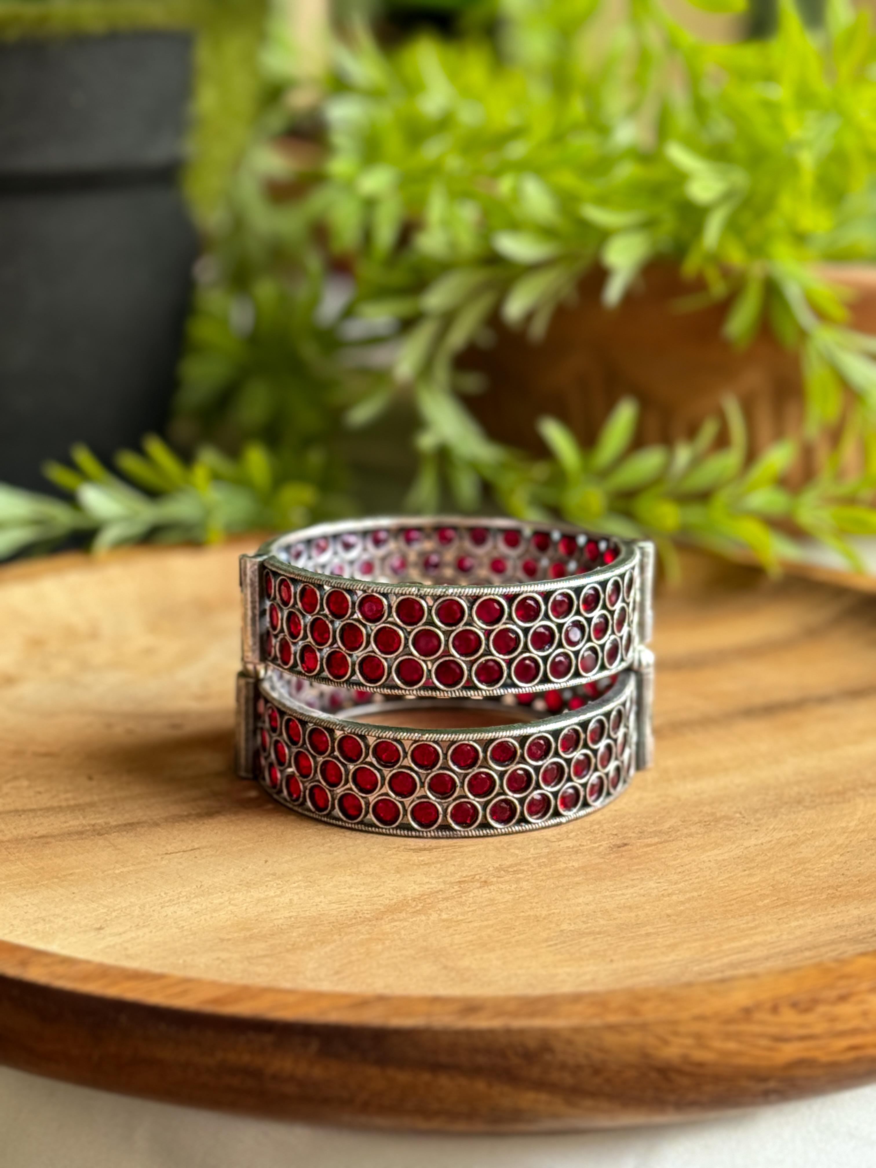 GRIVA SILVER LOOKALIKE STONE BANGLE