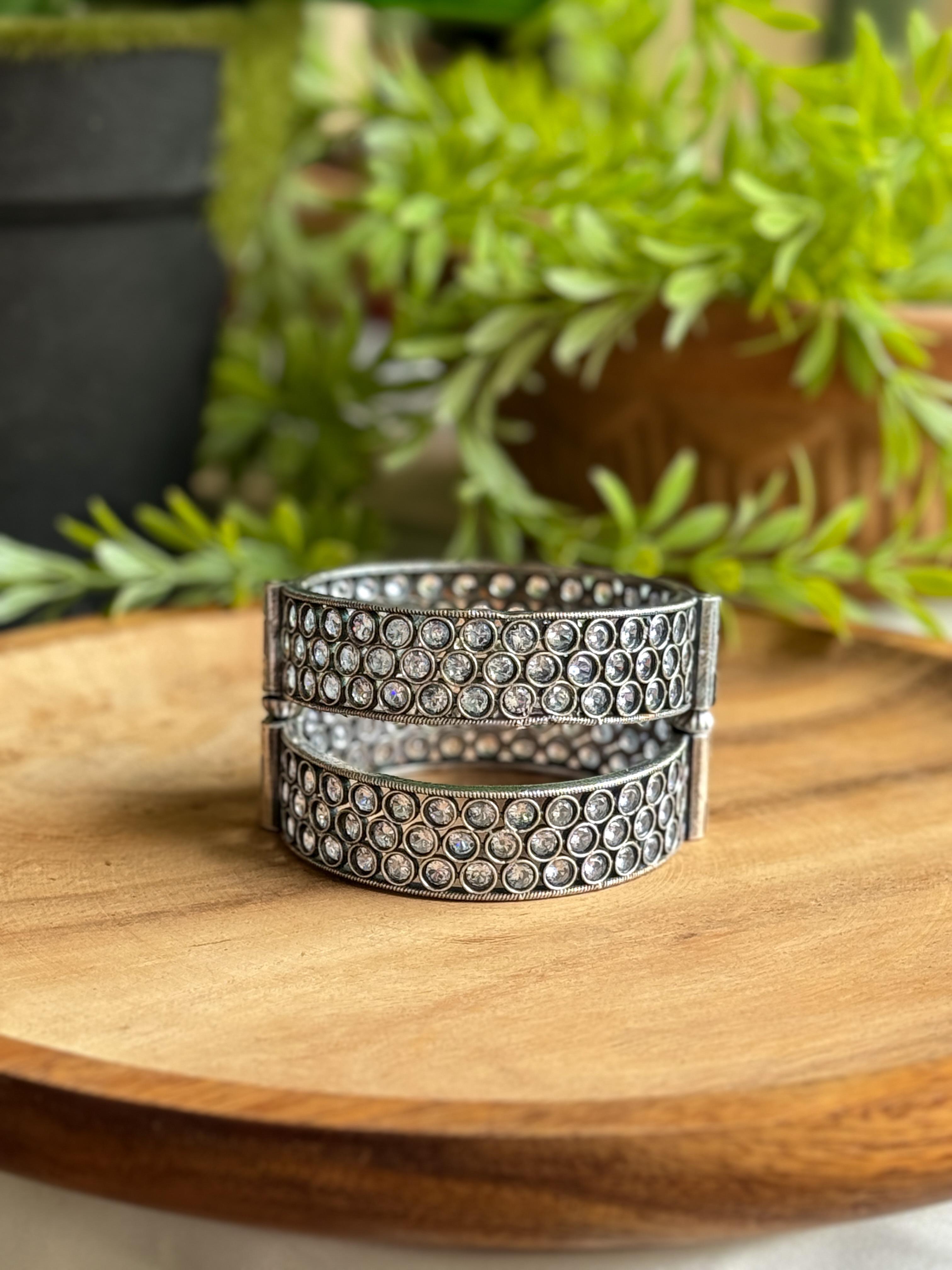 GRIVA SILVER LOOKALIKE STONE BANGLE