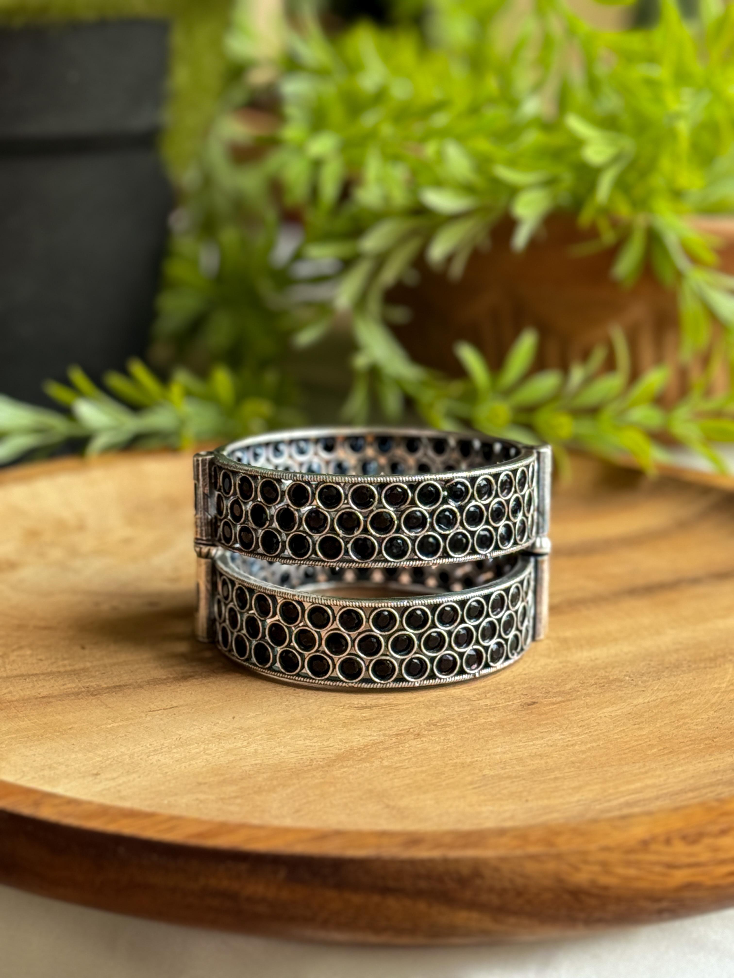 GRIVA SILVER LOOKALIKE STONE BANGLE